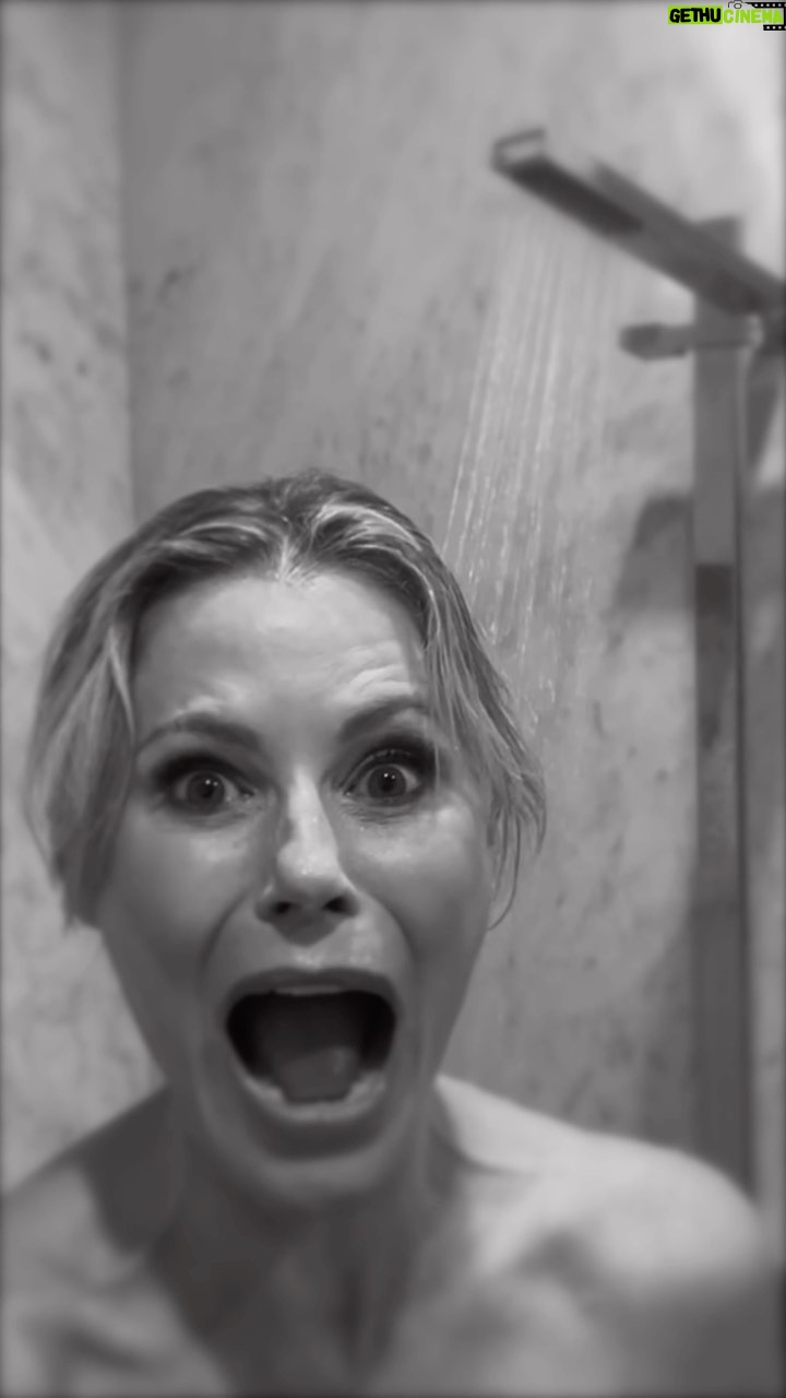 Julie Bowen Instagram - Washers be washing, slashers be slashing. And JB SKRUBBERS be JB SKRUBBIN. @jbskrub
