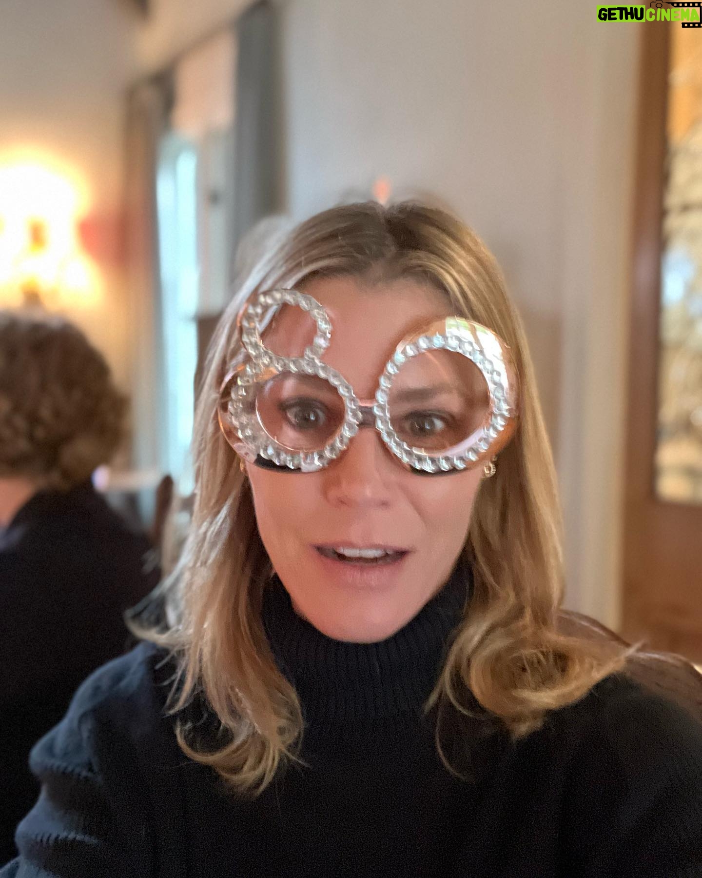 Julie Bowen Instagram - HAPPY BIRTHDAY, MOM! Thanks for getting us all together to celebrate. I love you, even if you’re bad at giant beer pong.