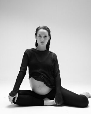 Julie Estelle Instagram - 🤰🏼🤍
Photographed @dikhadheansa 
Styled @ivanteguhsantoso 
Brushed @archangelachelsea @oca_ps 
#maternityshoot #julieestelle #33weekspregnant🤰