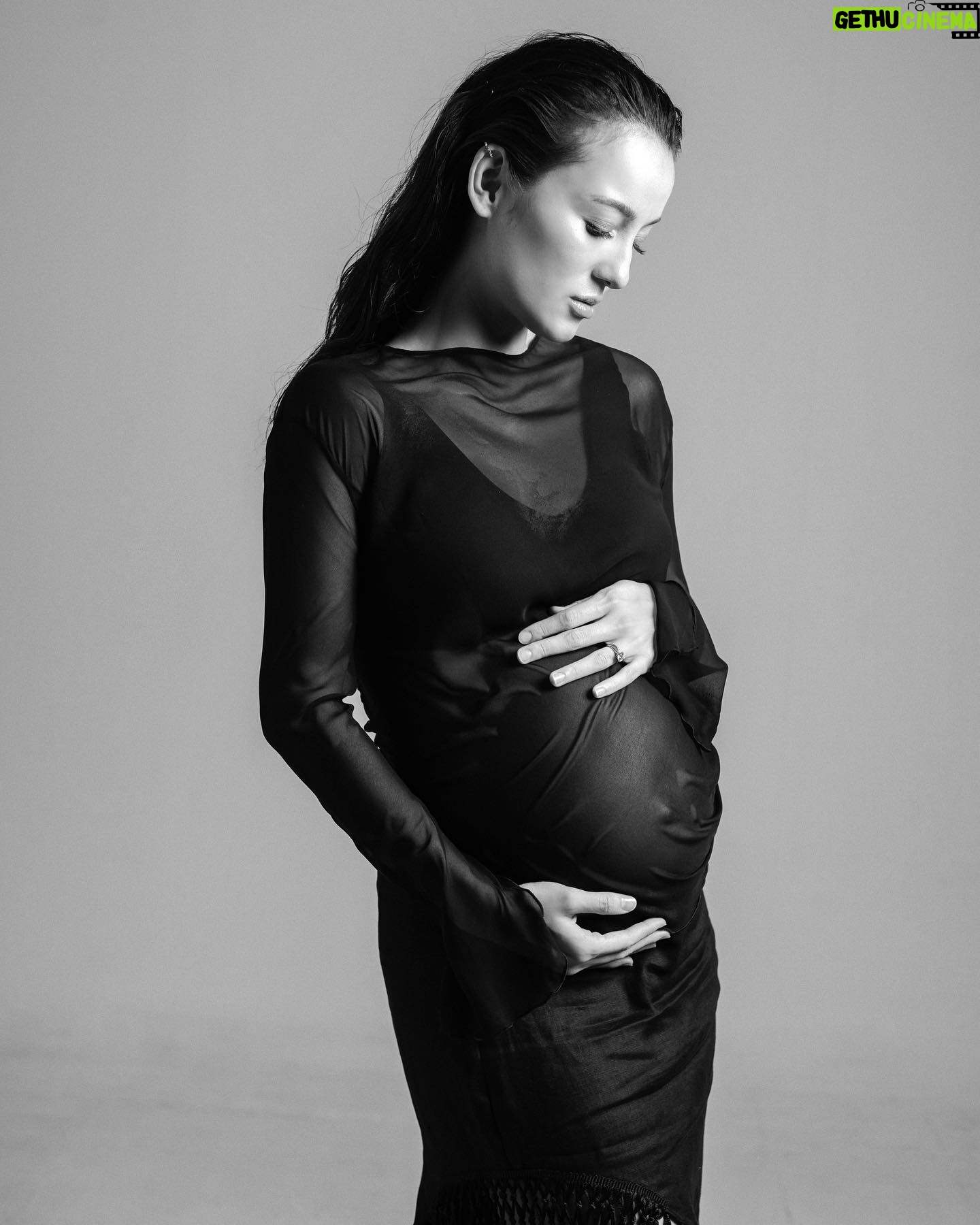 Julie Estelle - 8.6K Likes - 🤰🏼🤍
Photographed @dikhadheansa
Styled @ivanteguhsantoso
Brushed @archangelachelsea @oca_ps
#maternityshoot #julieestelle #33weekspregnant🤰