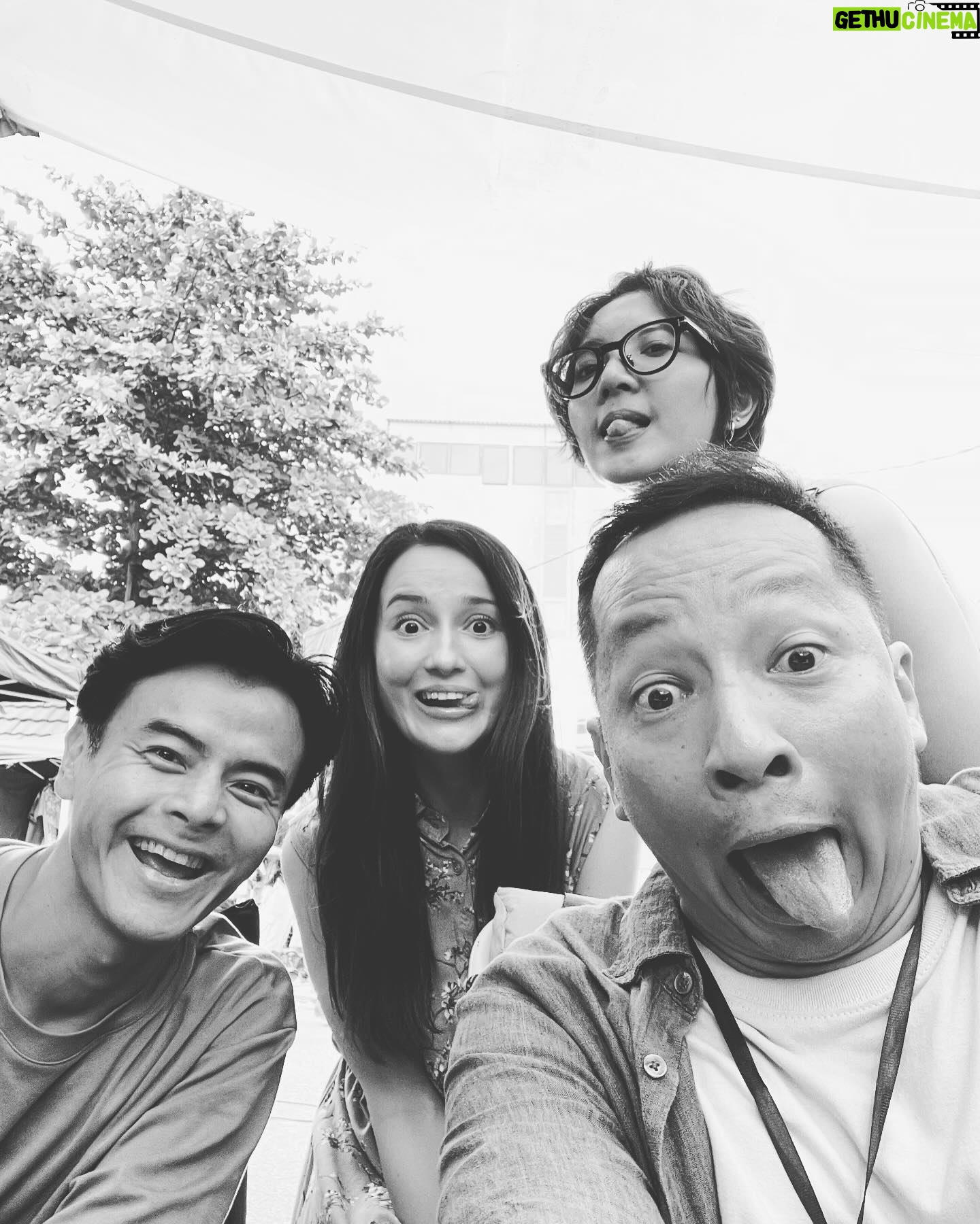 Julie Estelle Instagram - Sedikit BTS waktu syuting film Jatuh Cinta Seperti di Film Film. Awalnya bisa terlibat di film ini karena Jatuh Cinta dengan scriptnya yang terlalu BAGUS hehehe Langsung nggak berpikir dua kali, Mauuu ikutaaannn😅 Apalagi setelah ngobrol dengan Yandy yang menceritakan alasan dia mau membuat film ini Hitam Putih. Wahhh FOMO😜😜 Pada waktu itu aku sedang mengandung Brielle, tapi terima kasih kepada tim kostum yg bisa menyarukan dengan tampilan kostumnya.😅 Senang sekali bisa ikut terlibat dalam project ini dengan teman2 aktor yg luar biasaaa🤍 @nirinazubir_ @ringgoagus @dionwiyoko @sheiladaisha @alexabbad Sungguh terima kasih @yndlaurens @ernestprakasa @hey_mit @dipaaa untuk kepercayaannya🙏🙏😁😁 Dan makasih kak berbskuhhh @ryanogilvy yang selalu supportif dari jaman aku masih ABG sampai sekarang, dan mau ikutan, akhirnya syuting film kitahhh!!🙌 What a wonderful and memorable experience I will always Cherish!! Lafff you all🫶🏼🫶🏼🫶🏼 Buat temen2 yang belum nonton yuuk buruan nonton supaya gak FOMO🤪 📸 @jozz_felix @jatuhcintasepertidifilm #jesedef