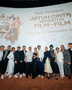 Julie Estelle Instagram - Last night Gala Premiere "Jatuh Cinta Seperti di Film-Film"🖤🤍

Outfit by @tanganofficial 
Shoes @driesvannoten @thepapilion 
Styled by @ivanteguhsantoso 
MUA @ryanogilvy 
Hair @iwanetaufik_hair