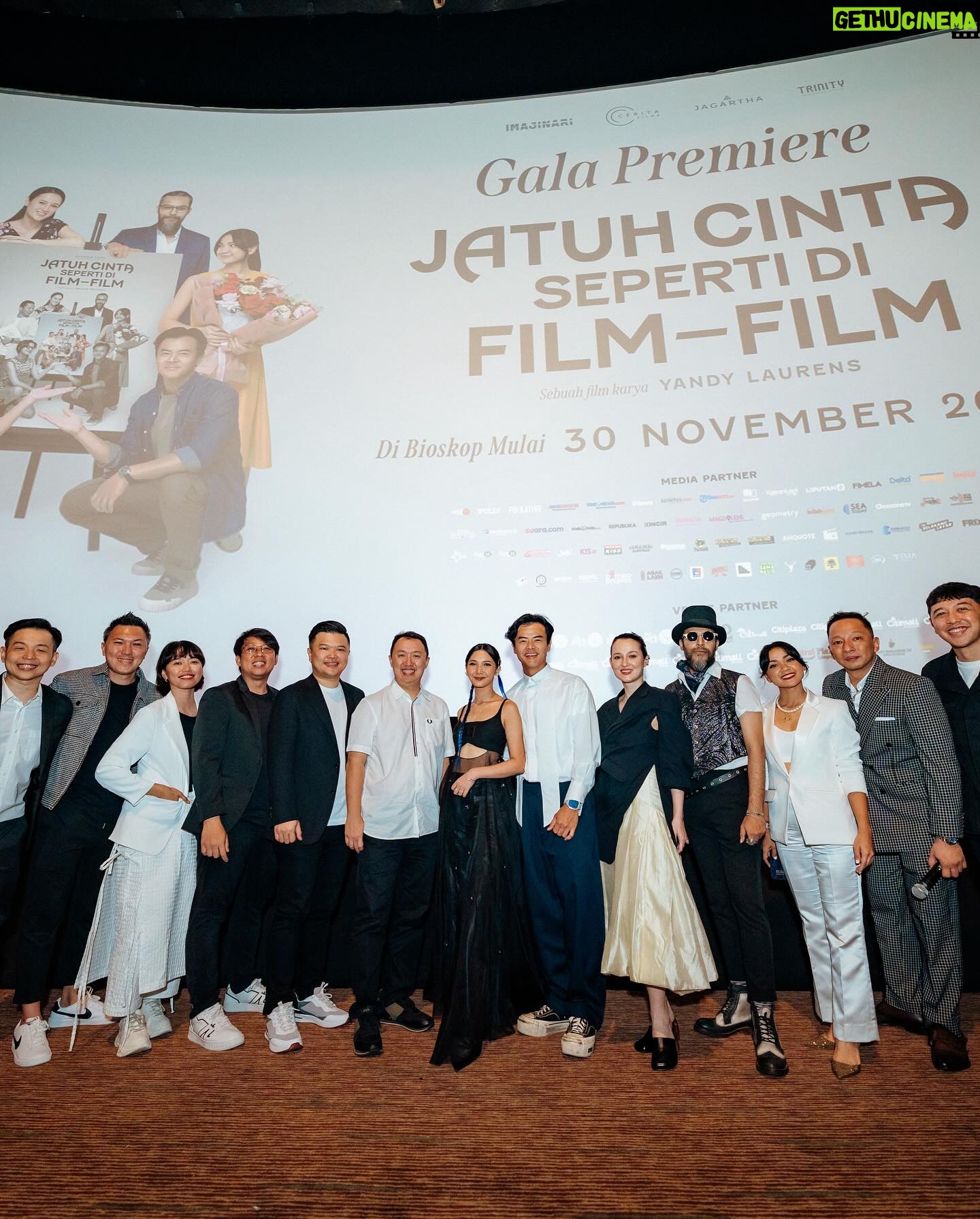 Julie Estelle - 9.4K Likes - Last night Gala Premiere "Jatuh Cinta Seperti di Film-Film"🖤🤍
Outfit by @tanganofficial
Shoes @driesvannoten @thepapilion
Styled by @ivanteguhsantoso
MUA @ryanogilvy
Hair @iwanetaufik_hair