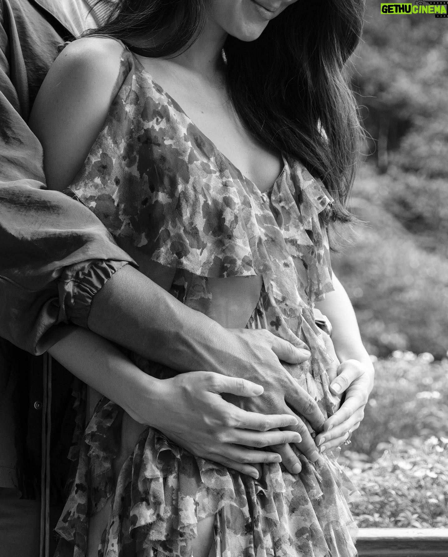 Julie Estelle - 29.1K Likes - Beyond blessed and excited to share that we are expecting our little bundle of joy this summer🤍
#bunintheoven👶🏼 #blessed🙏
