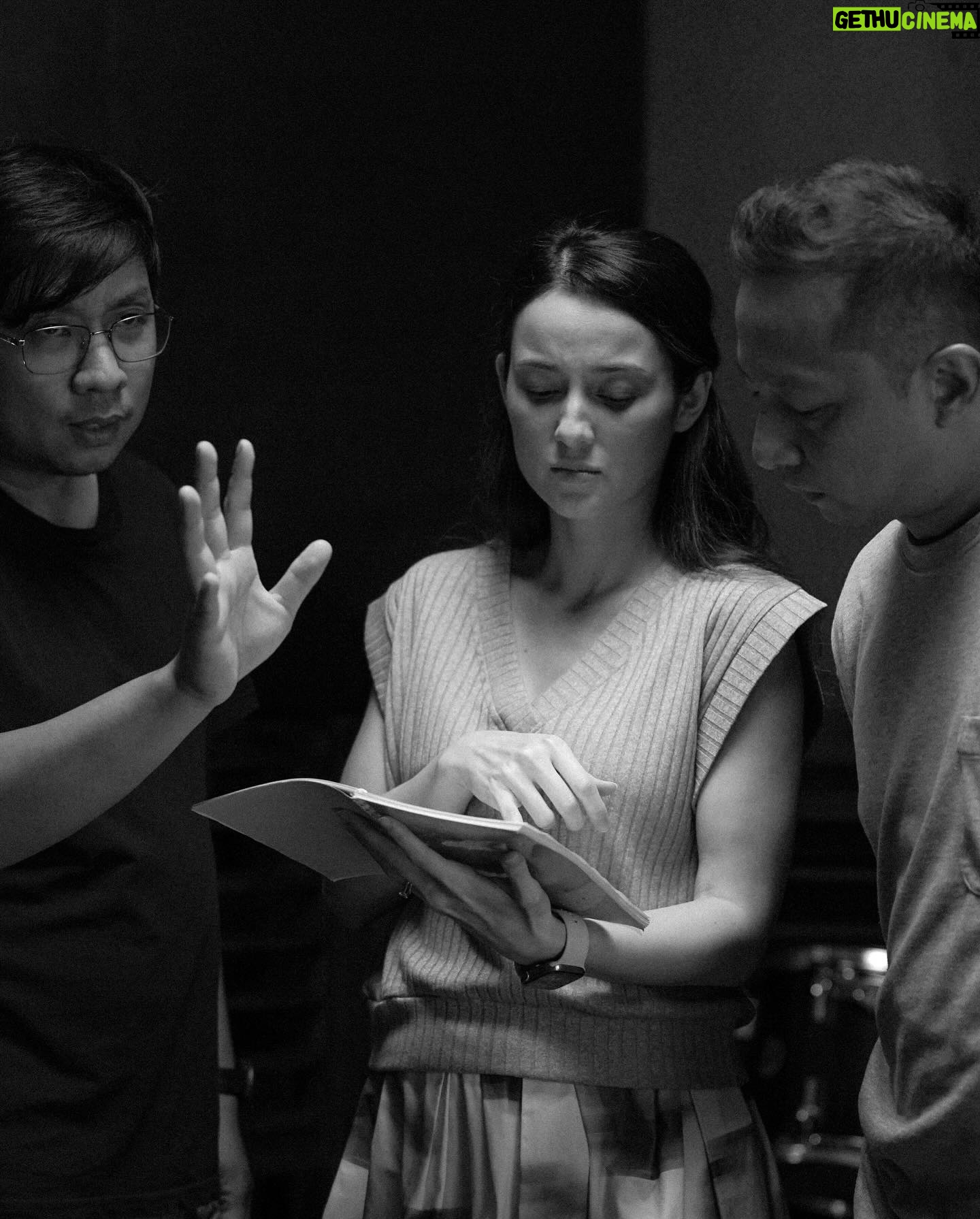 Julie Estelle Instagram - Sedikit BTS waktu syuting film Jatuh Cinta Seperti di Film Film. Awalnya bisa terlibat di film ini karena Jatuh Cinta dengan scriptnya yang terlalu BAGUS hehehe Langsung nggak berpikir dua kali, Mauuu ikutaaannn😅 Apalagi setelah ngobrol dengan Yandy yang menceritakan alasan dia mau membuat film ini Hitam Putih. Wahhh FOMO😜😜 Pada waktu itu aku sedang mengandung Brielle, tapi terima kasih kepada tim kostum yg bisa menyarukan dengan tampilan kostumnya.😅 Senang sekali bisa ikut terlibat dalam project ini dengan teman2 aktor yg luar biasaaa🤍 @nirinazubir_ @ringgoagus @dionwiyoko @sheiladaisha @alexabbad Sungguh terima kasih @yndlaurens @ernestprakasa @hey_mit @dipaaa untuk kepercayaannya🙏🙏😁😁 Dan makasih kak berbskuhhh @ryanogilvy yang selalu supportif dari jaman aku masih ABG sampai sekarang, dan mau ikutan, akhirnya syuting film kitahhh!!🙌 What a wonderful and memorable experience I will always Cherish!! Lafff you all🫶🏼🫶🏼🫶🏼 Buat temen2 yang belum nonton yuuk buruan nonton supaya gak FOMO🤪 📸 @jozz_felix @jatuhcintasepertidifilm #jesedef