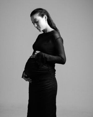 Julie Estelle Instagram - 🤰🏼🤍
Photographed @dikhadheansa 
Styled @ivanteguhsantoso 
Brushed @archangelachelsea @oca_ps 
#maternityshoot #julieestelle #33weekspregnant🤰