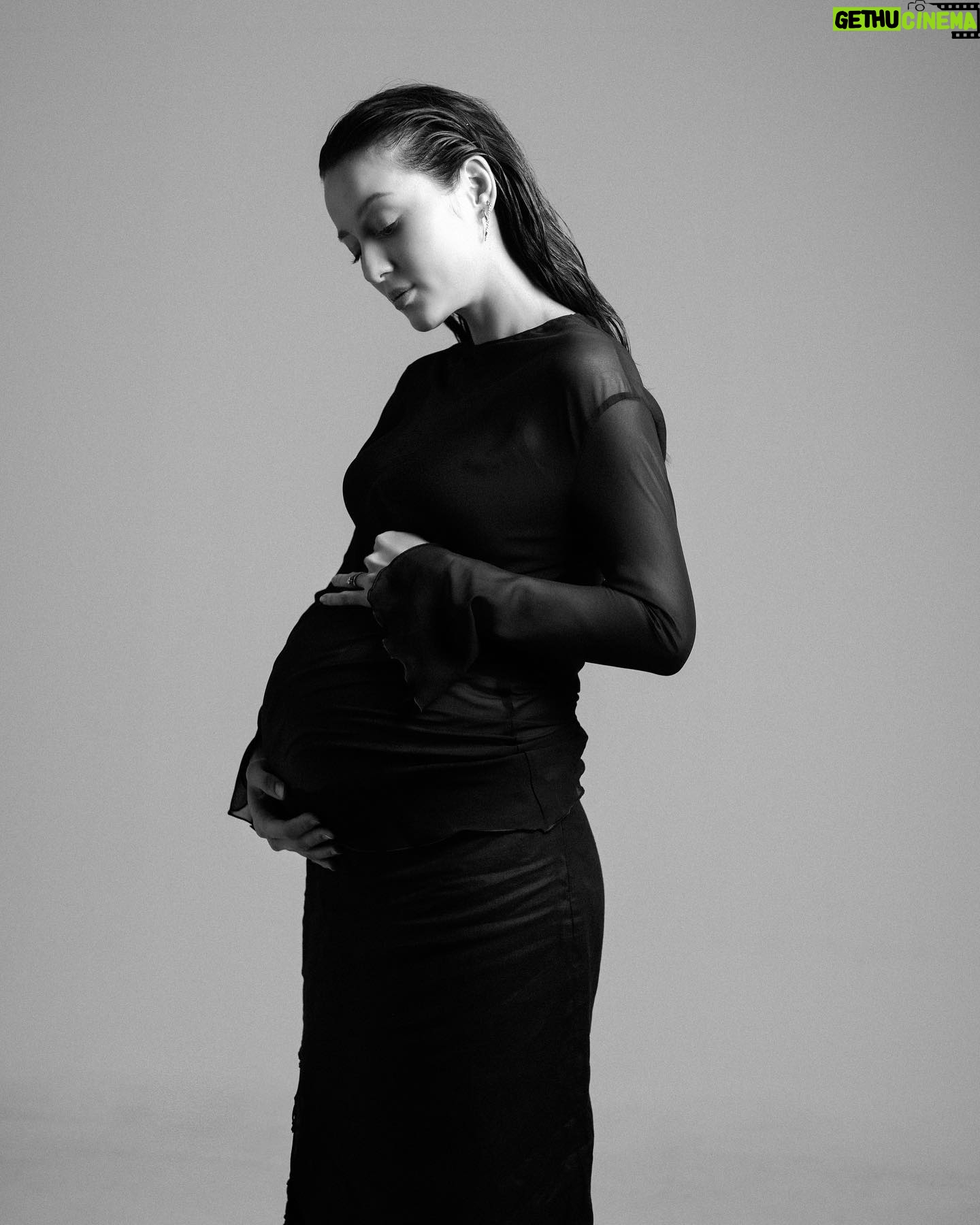 Julie Estelle - 8.6K Likes - 🤰🏼🤍
Photographed @dikhadheansa
Styled @ivanteguhsantoso
Brushed @archangelachelsea @oca_ps
#maternityshoot #julieestelle #33weekspregnant🤰