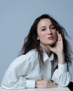 Julie Estelle Instagram - @avatara88 shoot📷

Photographer: @jozz_felix
Stylist: @svastiari
Pengarah Gaya : @aritulang_official
MUA: @ryanogilvy
Hair stylist: @ichanaahair