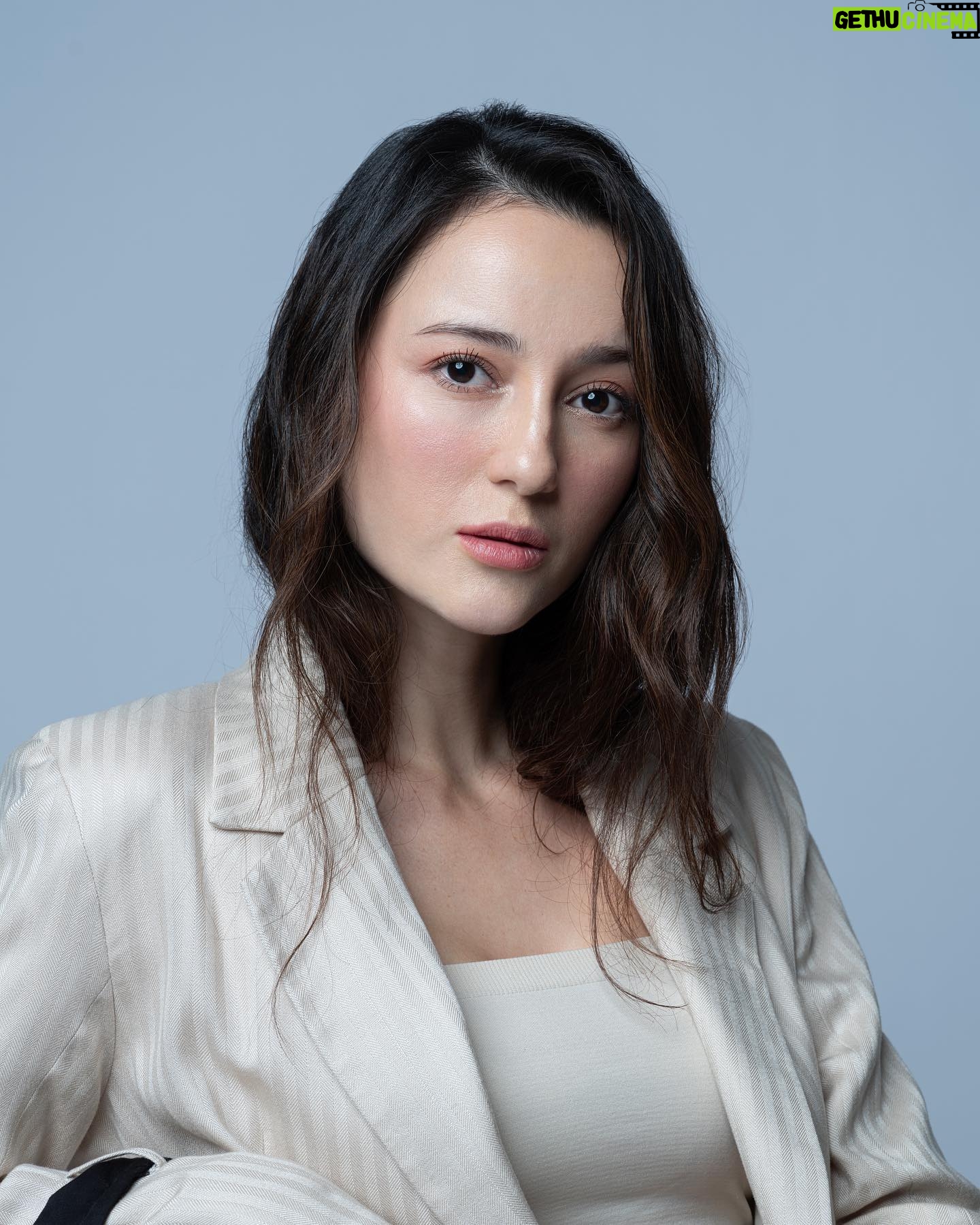 Julie Estelle - 13.3K Likes - @avatara88 shoot📷
Photographer: @jozz_felix
Stylist: @svastiari
Pengarah Gaya : @aritulang_official
MUA: @ryanogilvy
Hair stylist: @ichanaahair