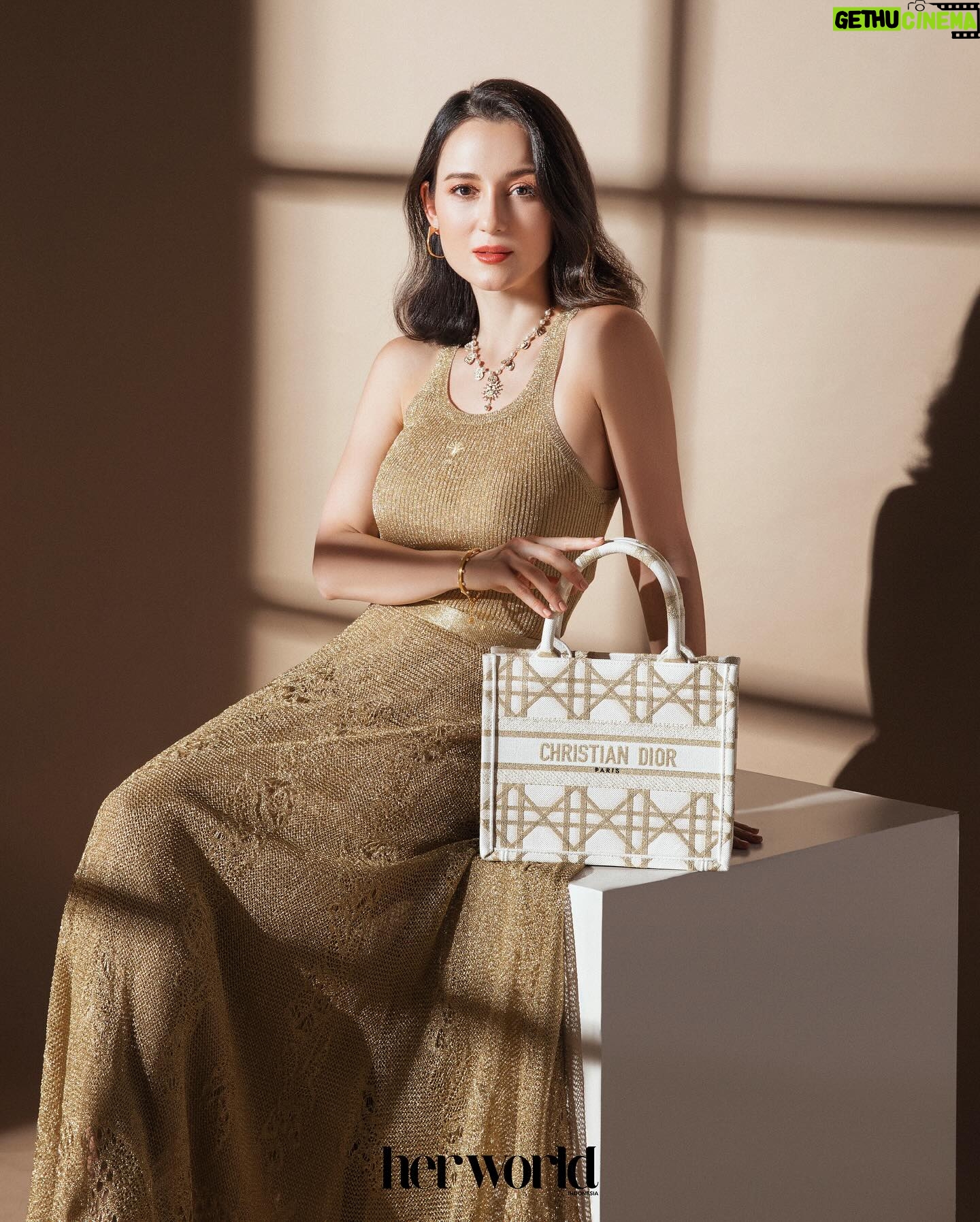 Julie Estelle Instagram - April issue @herworldindonesia with @dior π Fotografer: Hadi Cahyono (@hadicahyono) Digital Imaging: Raghamanyu Herlambang (@rghsura) Pengarah Gaya: Arifa Malik (@ipehmalik) Asst. Pengarah Gaya: Natasha Fitranda Putri (@nattkuma) Penulis: Vanessa Masli (@vanessamsli) Tata Rias Wajah: Bubah Alfian (@bubahalfian) Tata Rias Rambut: Puja Hair (@pujahairdo) Busana dan Aksesori: Dior (@dior)