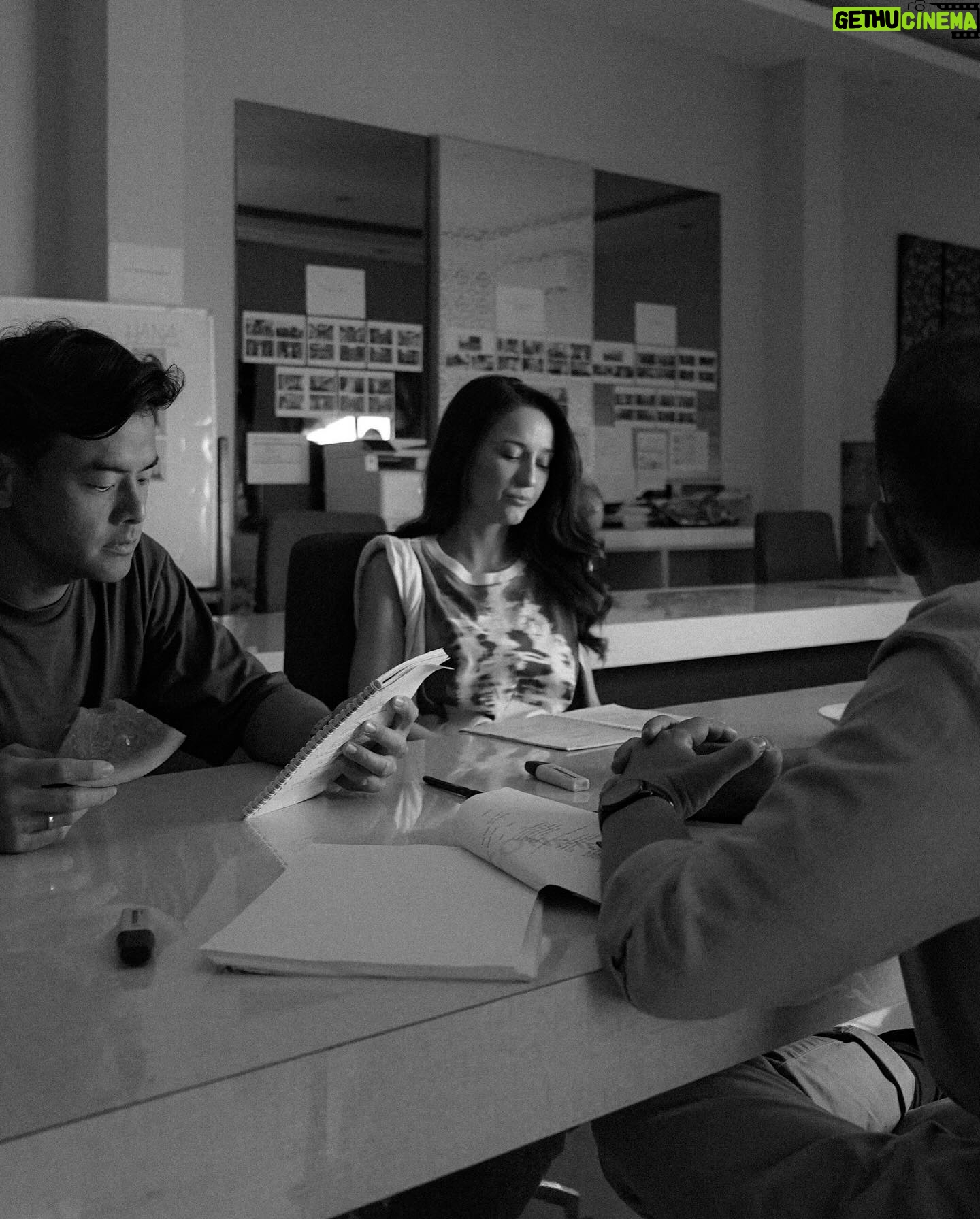 Julie Estelle Instagram - Sedikit BTS waktu syuting film Jatuh Cinta Seperti di Film Film. Awalnya bisa terlibat di film ini karena Jatuh Cinta dengan scriptnya yang terlalu BAGUS hehehe Langsung nggak berpikir dua kali, Mauuu ikutaaannn😅 Apalagi setelah ngobrol dengan Yandy yang menceritakan alasan dia mau membuat film ini Hitam Putih. Wahhh FOMO😜😜 Pada waktu itu aku sedang mengandung Brielle, tapi terima kasih kepada tim kostum yg bisa menyarukan dengan tampilan kostumnya.😅 Senang sekali bisa ikut terlibat dalam project ini dengan teman2 aktor yg luar biasaaa🤍 @nirinazubir_ @ringgoagus @dionwiyoko @sheiladaisha @alexabbad Sungguh terima kasih @yndlaurens @ernestprakasa @hey_mit @dipaaa untuk kepercayaannya🙏🙏😁😁 Dan makasih kak berbskuhhh @ryanogilvy yang selalu supportif dari jaman aku masih ABG sampai sekarang, dan mau ikutan, akhirnya syuting film kitahhh!!🙌 What a wonderful and memorable experience I will always Cherish!! Lafff you all🫶🏼🫶🏼🫶🏼 Buat temen2 yang belum nonton yuuk buruan nonton supaya gak FOMO🤪 📸 @jozz_felix @jatuhcintasepertidifilm #jesedef