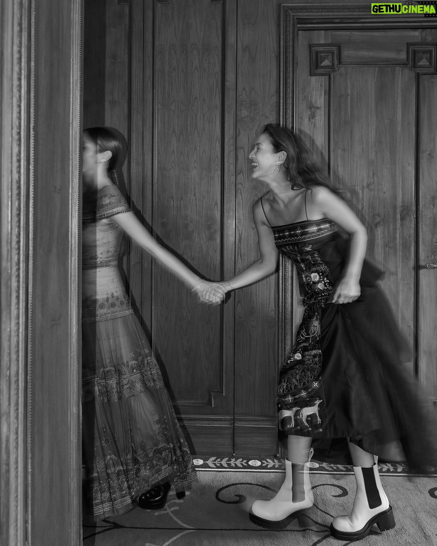 Julie Estelle - 8.4K Likes - Sisters make the best friends in the world👭🤍
Captured by @dikhadheansa
Wearing @hiantjen
Accesories @wandahouseofjewels
Makeup @yolandapras
@hairdobyaru
