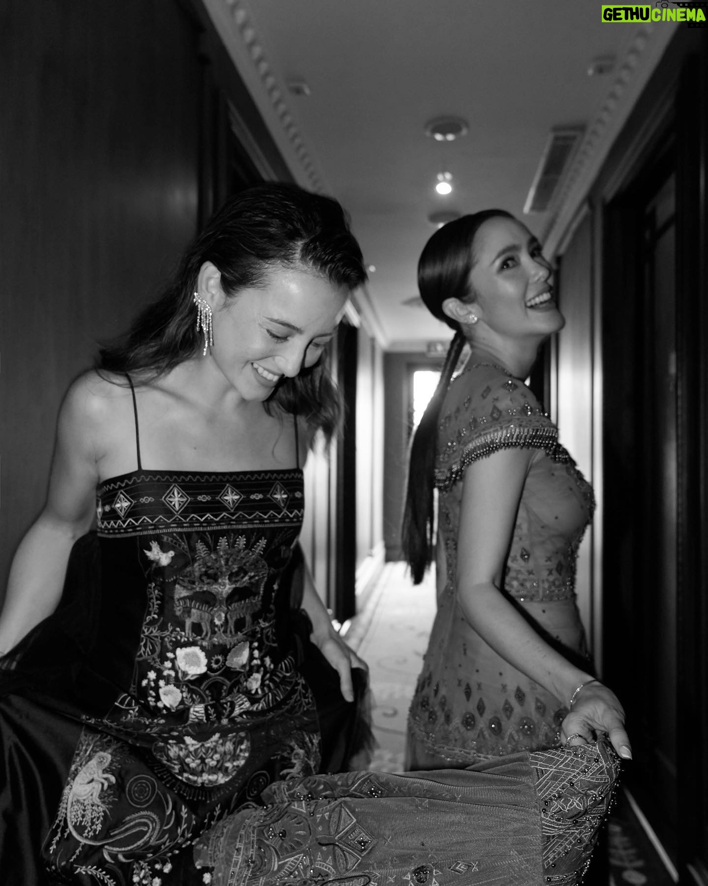 Julie Estelle - 8.4K Likes - Sisters make the best friends in the world👭🤍
Captured by @dikhadheansa
Wearing @hiantjen
Accesories @wandahouseofjewels
Makeup @yolandapras
@hairdobyaru