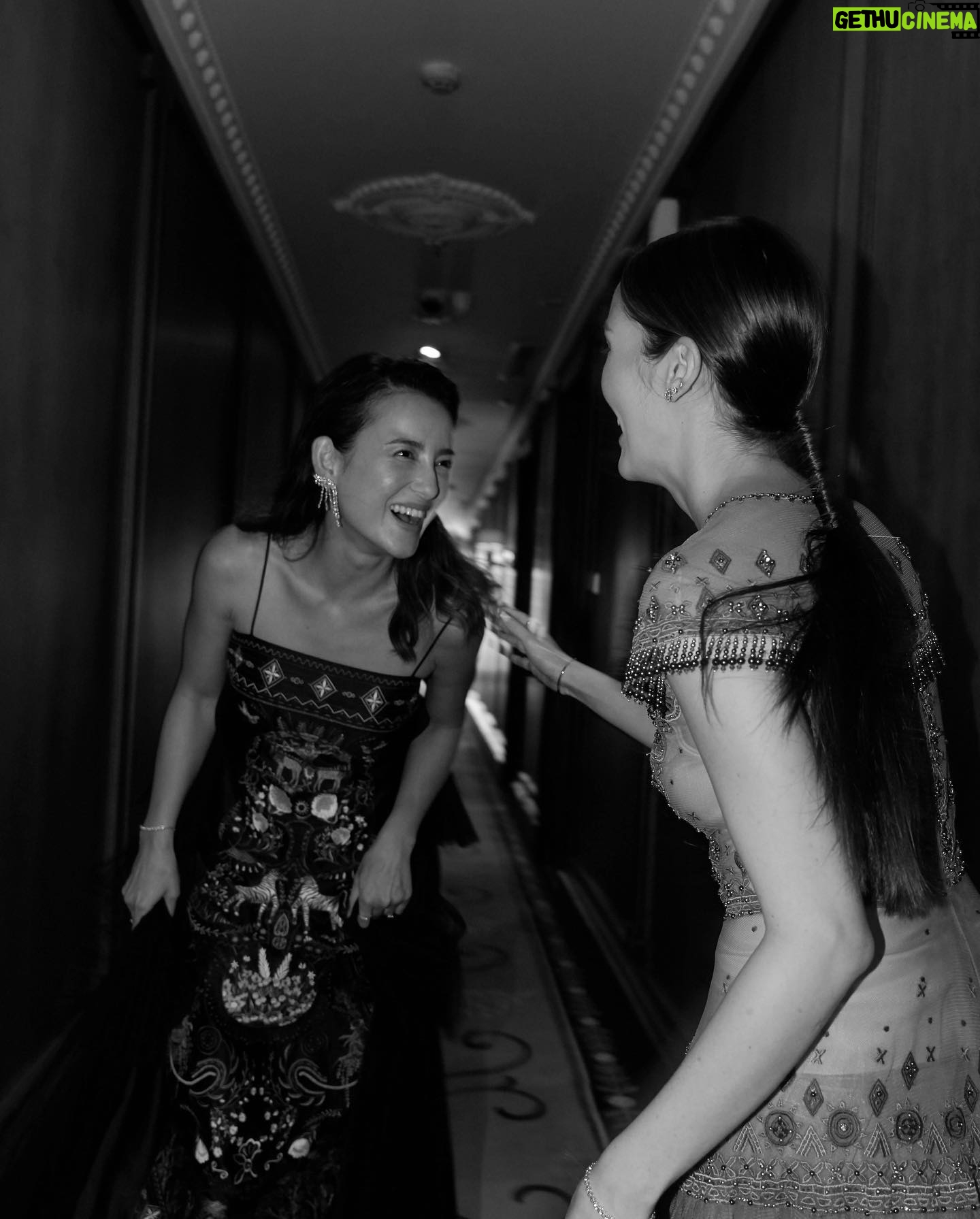 Julie Estelle - 8.4K Likes - Sisters make the best friends in the world👭🤍
Captured by @dikhadheansa
Wearing @hiantjen
Accesories @wandahouseofjewels
Makeup @yolandapras
@hairdobyaru
