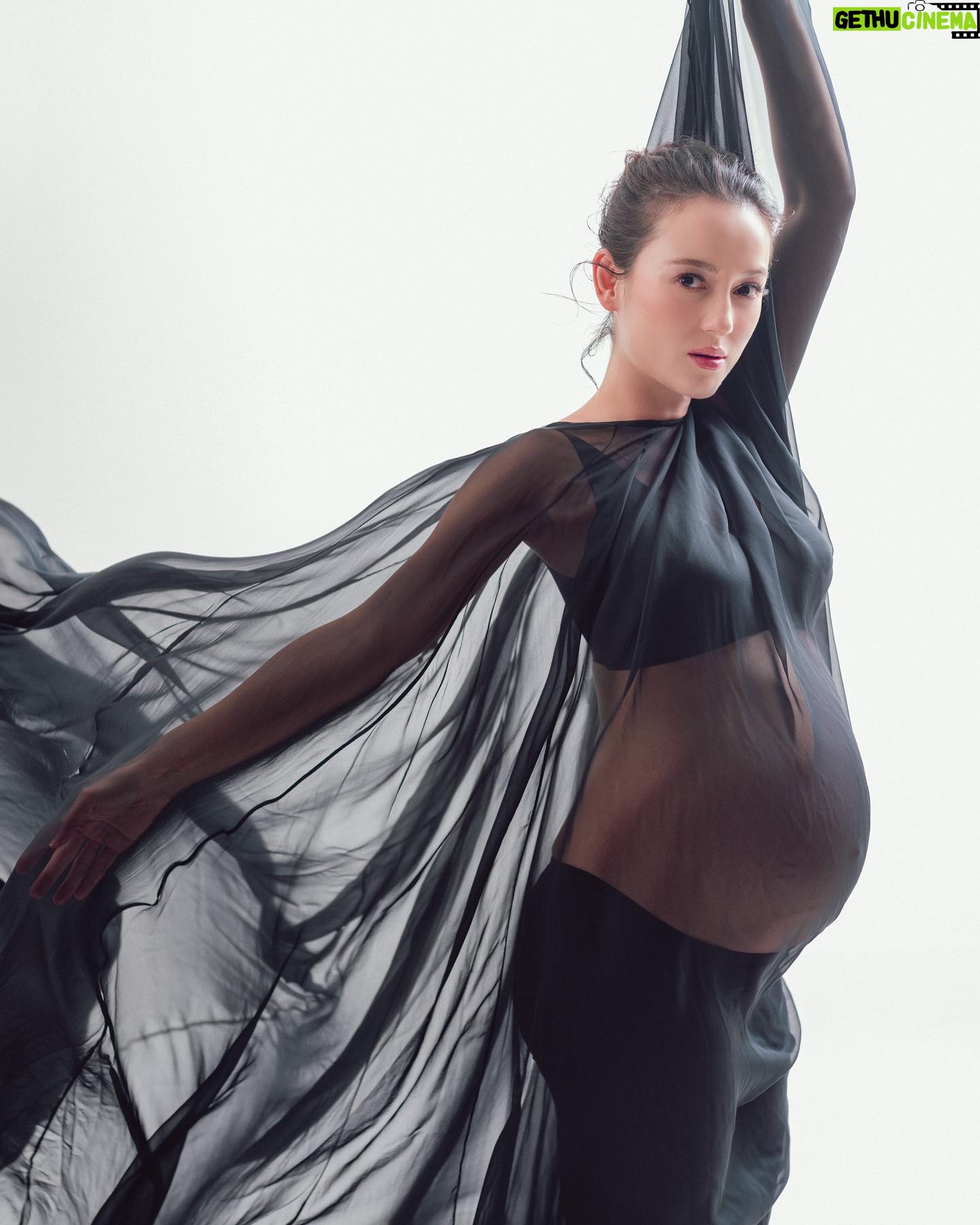 Julie Estelle Instagram - #maternityshoot #julieestelle #33weekspregnant🤰