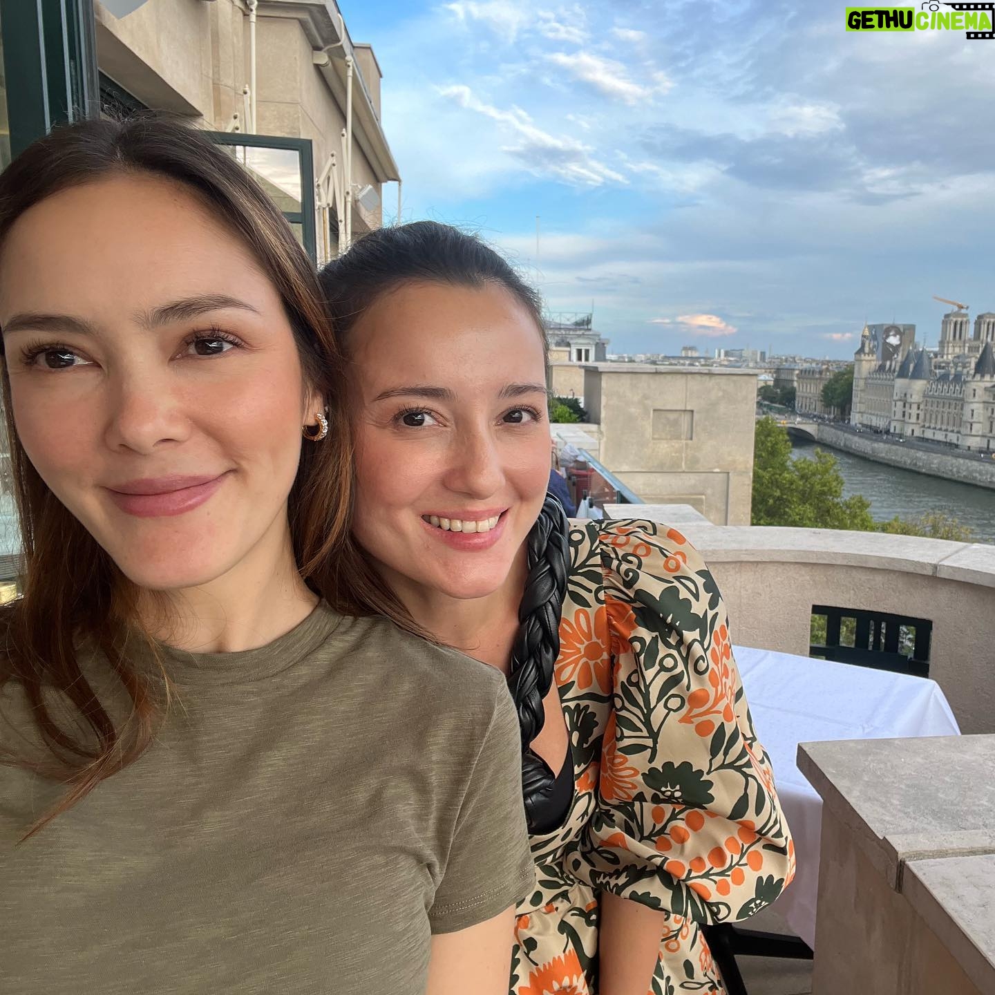 Julie Estelle - 25.2K Likes - Un jour à Paris..