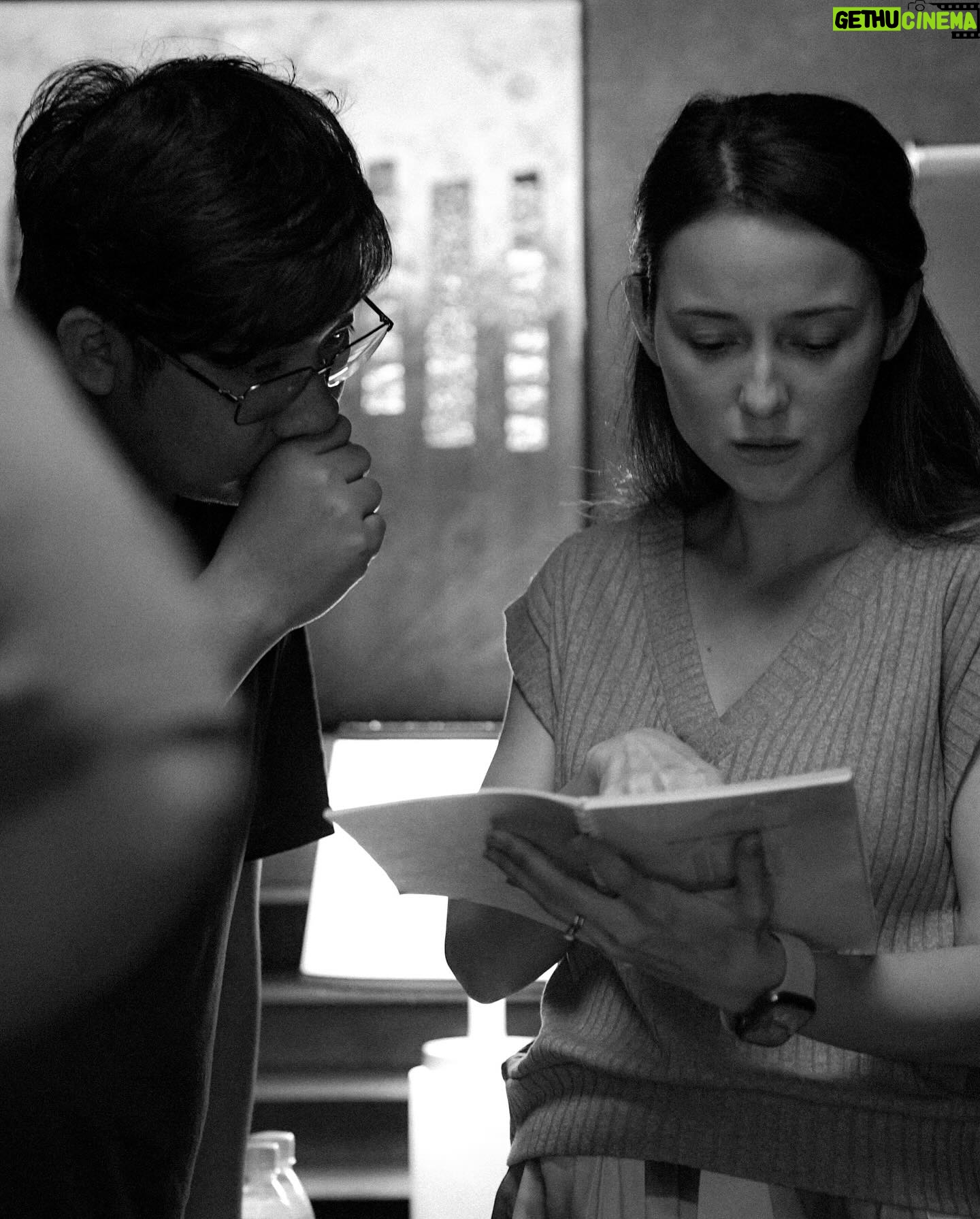 Julie Estelle Instagram - Sedikit BTS waktu syuting film Jatuh Cinta Seperti di Film Film. Awalnya bisa terlibat di film ini karena Jatuh Cinta dengan scriptnya yang terlalu BAGUS hehehe Langsung nggak berpikir dua kali, Mauuu ikutaaannn😅 Apalagi setelah ngobrol dengan Yandy yang menceritakan alasan dia mau membuat film ini Hitam Putih. Wahhh FOMO😜😜 Pada waktu itu aku sedang mengandung Brielle, tapi terima kasih kepada tim kostum yg bisa menyarukan dengan tampilan kostumnya.😅 Senang sekali bisa ikut terlibat dalam project ini dengan teman2 aktor yg luar biasaaa🤍 @nirinazubir_ @ringgoagus @dionwiyoko @sheiladaisha @alexabbad Sungguh terima kasih @yndlaurens @ernestprakasa @hey_mit @dipaaa untuk kepercayaannya🙏🙏😁😁 Dan makasih kak berbskuhhh @ryanogilvy yang selalu supportif dari jaman aku masih ABG sampai sekarang, dan mau ikutan, akhirnya syuting film kitahhh!!🙌 What a wonderful and memorable experience I will always Cherish!! Lafff you all🫶🏼🫶🏼🫶🏼 Buat temen2 yang belum nonton yuuk buruan nonton supaya gak FOMO🤪 📸 @jozz_felix @jatuhcintasepertidifilm #jesedef