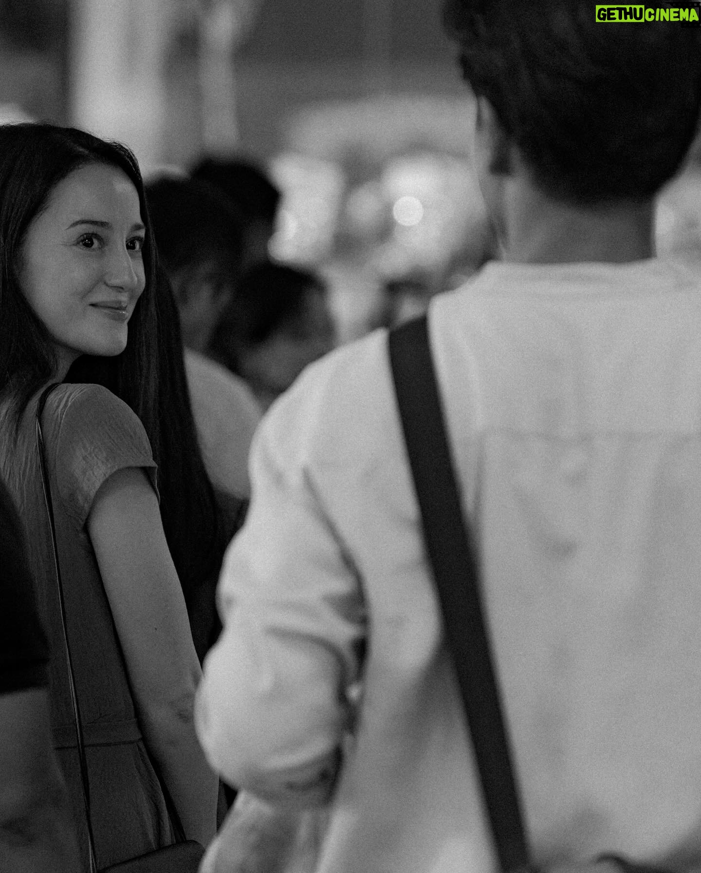 Julie Estelle Instagram - Sedikit BTS waktu syuting film Jatuh Cinta Seperti di Film Film. Awalnya bisa terlibat di film ini karena Jatuh Cinta dengan scriptnya yang terlalu BAGUS hehehe Langsung nggak berpikir dua kali, Mauuu ikutaaannn😅 Apalagi setelah ngobrol dengan Yandy yang menceritakan alasan dia mau membuat film ini Hitam Putih. Wahhh FOMO😜😜 Pada waktu itu aku sedang mengandung Brielle, tapi terima kasih kepada tim kostum yg bisa menyarukan dengan tampilan kostumnya.😅 Senang sekali bisa ikut terlibat dalam project ini dengan teman2 aktor yg luar biasaaa🤍 @nirinazubir_ @ringgoagus @dionwiyoko @sheiladaisha @alexabbad Sungguh terima kasih @yndlaurens @ernestprakasa @hey_mit @dipaaa untuk kepercayaannya🙏🙏😁😁 Dan makasih kak berbskuhhh @ryanogilvy yang selalu supportif dari jaman aku masih ABG sampai sekarang, dan mau ikutan, akhirnya syuting film kitahhh!!🙌 What a wonderful and memorable experience I will always Cherish!! Lafff you all🫶🏼🫶🏼🫶🏼 Buat temen2 yang belum nonton yuuk buruan nonton supaya gak FOMO🤪 📸 @jozz_felix @jatuhcintasepertidifilm #jesedef