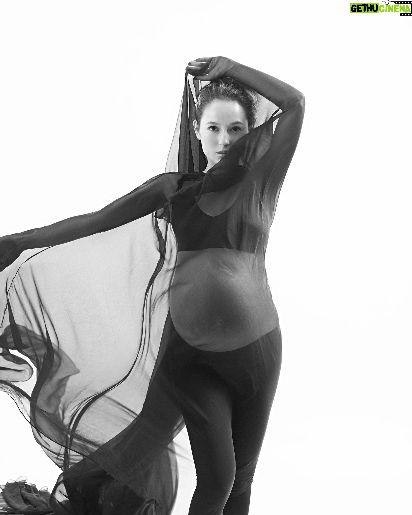 Julie Estelle - 16.5K Likes - ⚫️⚪️
Captured by @dikhadheansa
Styled @ivanteguhsantoso
Dress by @yeftagunawan
Hair & Makeup: @archangelachelsea @oca_ps
#maternityshoot #julieestelle #33weekspregnant🤰