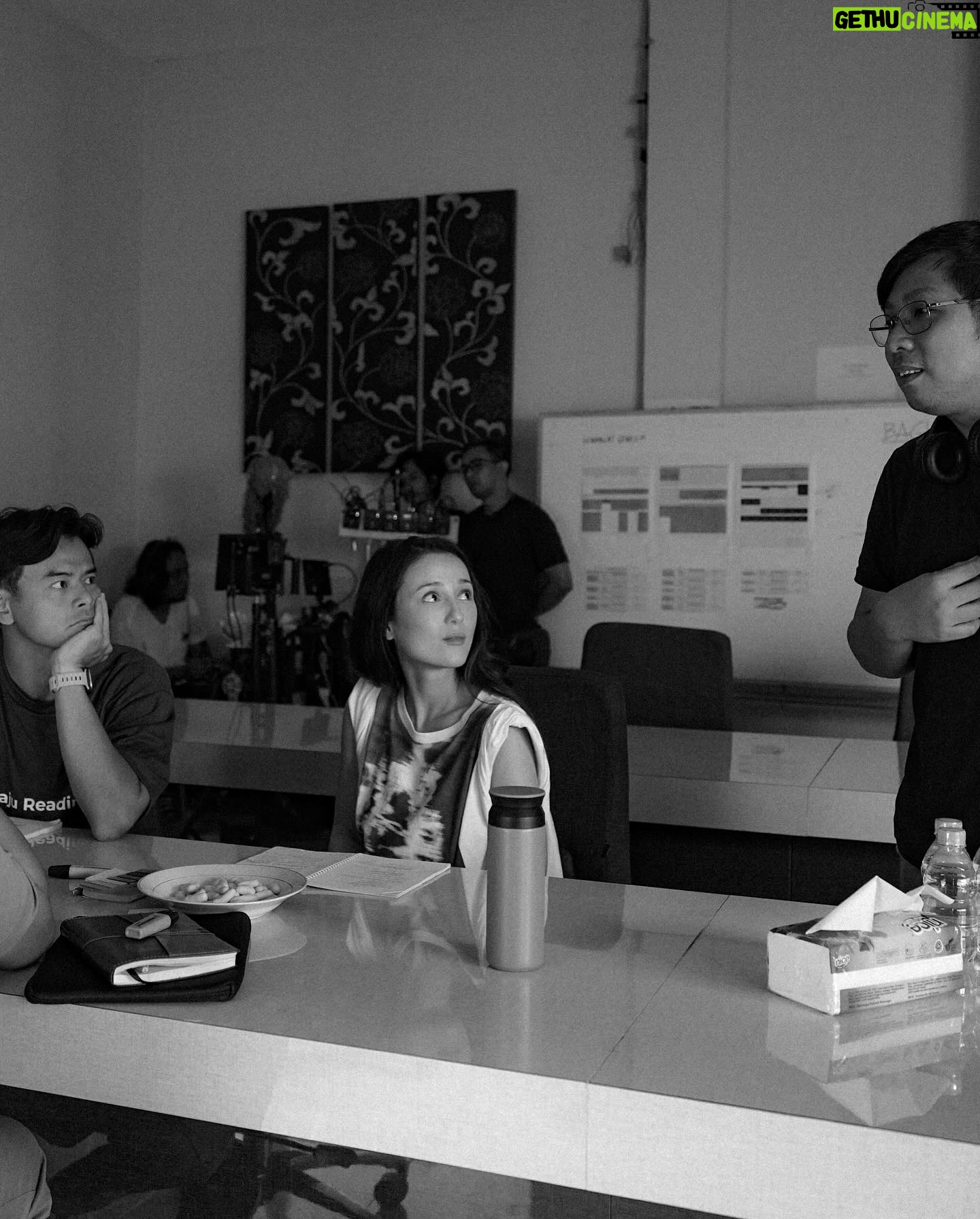 Julie Estelle Instagram - Sedikit BTS waktu syuting film Jatuh Cinta Seperti di Film Film. Awalnya bisa terlibat di film ini karena Jatuh Cinta dengan scriptnya yang terlalu BAGUS hehehe Langsung nggak berpikir dua kali, Mauuu ikutaaannn😅 Apalagi setelah ngobrol dengan Yandy yang menceritakan alasan dia mau membuat film ini Hitam Putih. Wahhh FOMO😜😜 Pada waktu itu aku sedang mengandung Brielle, tapi terima kasih kepada tim kostum yg bisa menyarukan dengan tampilan kostumnya.😅 Senang sekali bisa ikut terlibat dalam project ini dengan teman2 aktor yg luar biasaaa🤍 @nirinazubir_ @ringgoagus @dionwiyoko @sheiladaisha @alexabbad Sungguh terima kasih @yndlaurens @ernestprakasa @hey_mit @dipaaa untuk kepercayaannya🙏🙏😁😁 Dan makasih kak berbskuhhh @ryanogilvy yang selalu supportif dari jaman aku masih ABG sampai sekarang, dan mau ikutan, akhirnya syuting film kitahhh!!🙌 What a wonderful and memorable experience I will always Cherish!! Lafff you all🫶🏼🫶🏼🫶🏼 Buat temen2 yang belum nonton yuuk buruan nonton supaya gak FOMO🤪 📸 @jozz_felix @jatuhcintasepertidifilm #jesedef