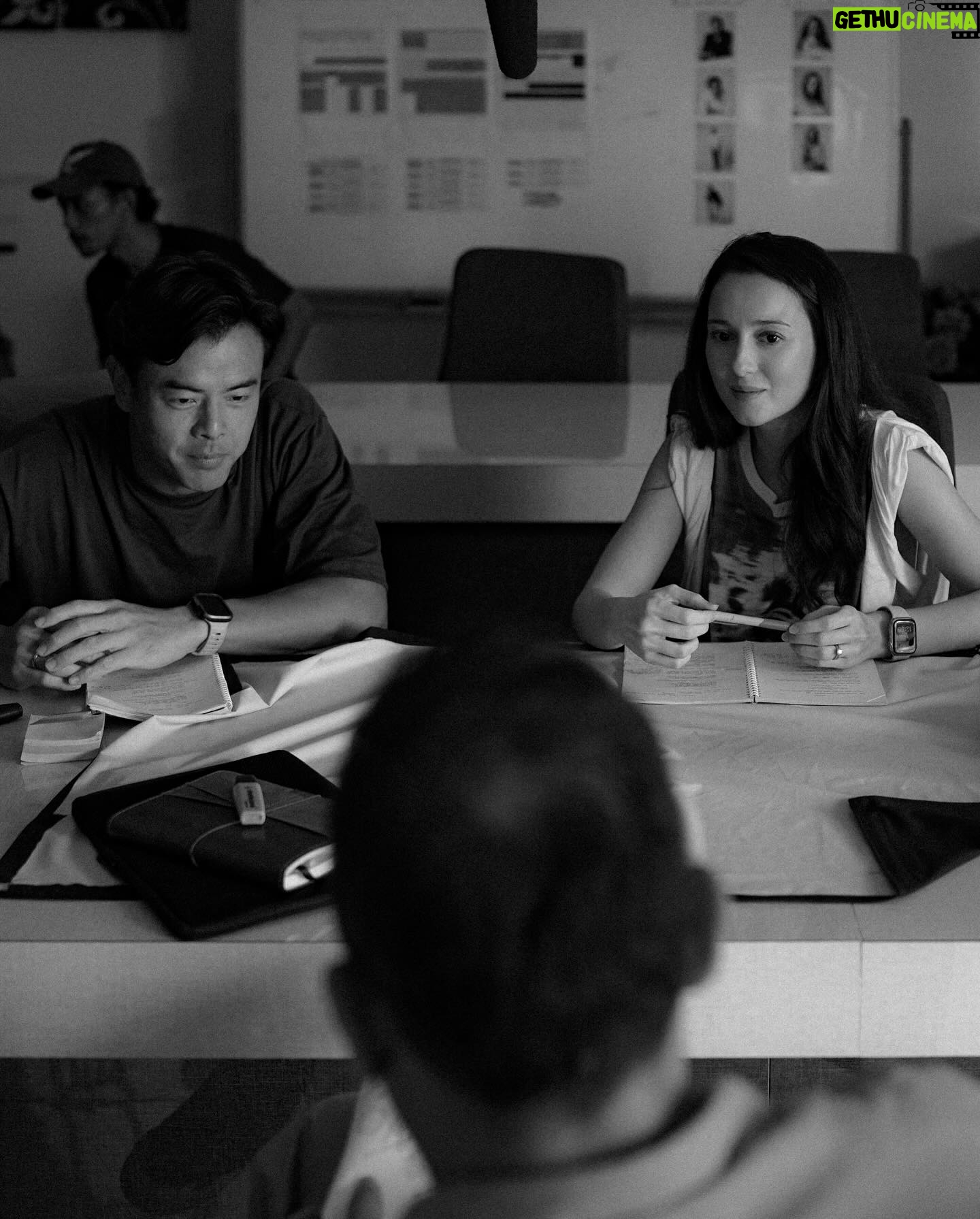 Julie Estelle Instagram - Sedikit BTS waktu syuting film Jatuh Cinta Seperti di Film Film. Awalnya bisa terlibat di film ini karena Jatuh Cinta dengan scriptnya yang terlalu BAGUS hehehe Langsung nggak berpikir dua kali, Mauuu ikutaaannn😅 Apalagi setelah ngobrol dengan Yandy yang menceritakan alasan dia mau membuat film ini Hitam Putih. Wahhh FOMO😜😜 Pada waktu itu aku sedang mengandung Brielle, tapi terima kasih kepada tim kostum yg bisa menyarukan dengan tampilan kostumnya.😅 Senang sekali bisa ikut terlibat dalam project ini dengan teman2 aktor yg luar biasaaa🤍 @nirinazubir_ @ringgoagus @dionwiyoko @sheiladaisha @alexabbad Sungguh terima kasih @yndlaurens @ernestprakasa @hey_mit @dipaaa untuk kepercayaannya🙏🙏😁😁 Dan makasih kak berbskuhhh @ryanogilvy yang selalu supportif dari jaman aku masih ABG sampai sekarang, dan mau ikutan, akhirnya syuting film kitahhh!!🙌 What a wonderful and memorable experience I will always Cherish!! Lafff you all🫶🏼🫶🏼🫶🏼 Buat temen2 yang belum nonton yuuk buruan nonton supaya gak FOMO🤪 📸 @jozz_felix @jatuhcintasepertidifilm #jesedef