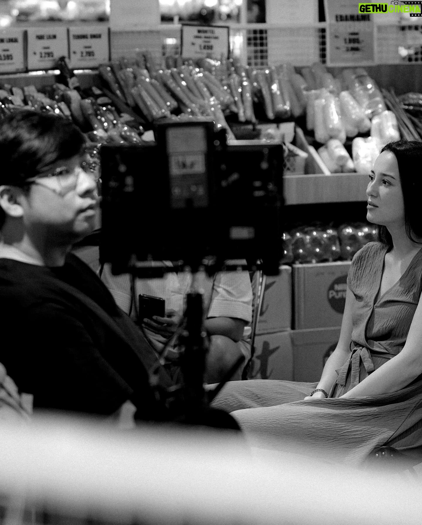 Julie Estelle Instagram - Sedikit BTS waktu syuting film Jatuh Cinta Seperti di Film Film. Awalnya bisa terlibat di film ini karena Jatuh Cinta dengan scriptnya yang terlalu BAGUS hehehe Langsung nggak berpikir dua kali, Mauuu ikutaaannn😅 Apalagi setelah ngobrol dengan Yandy yang menceritakan alasan dia mau membuat film ini Hitam Putih. Wahhh FOMO😜😜 Pada waktu itu aku sedang mengandung Brielle, tapi terima kasih kepada tim kostum yg bisa menyarukan dengan tampilan kostumnya.😅 Senang sekali bisa ikut terlibat dalam project ini dengan teman2 aktor yg luar biasaaa🤍 @nirinazubir_ @ringgoagus @dionwiyoko @sheiladaisha @alexabbad Sungguh terima kasih @yndlaurens @ernestprakasa @hey_mit @dipaaa untuk kepercayaannya🙏🙏😁😁 Dan makasih kak berbskuhhh @ryanogilvy yang selalu supportif dari jaman aku masih ABG sampai sekarang, dan mau ikutan, akhirnya syuting film kitahhh!!🙌 What a wonderful and memorable experience I will always Cherish!! Lafff you all🫶🏼🫶🏼🫶🏼 Buat temen2 yang belum nonton yuuk buruan nonton supaya gak FOMO🤪 📸 @jozz_felix @jatuhcintasepertidifilm #jesedef