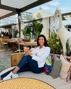 Julie Ricci Instagram - Être heureux ce n’est pas tout avoir , c’est avoir besoin de rien d’autre. 
C’est ma petite phrase philosophique du jour 😉
Bonne soirée à tous :)