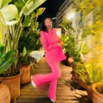Julie Ricci Instagram – Rose bonbon hier soir :)

L’homme devrait mettre autant d’ardeur à simplifier sa vie qu’il en met à la compliquer.
Le changement est une porte qui ne s’ouvre que de l’intérieur.
Vivez pour vous et faites ce qu’il faut pour vous sentir heureux.
Belle semaine à tous, des bisoussss 💋