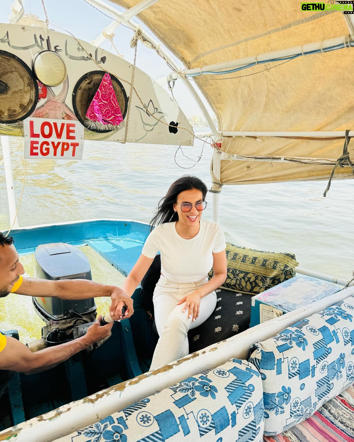Julie Ricci Instagram - Et bien évidemment , petit tour de bateau sur le Nil pour parfaire cette journée au Caire.