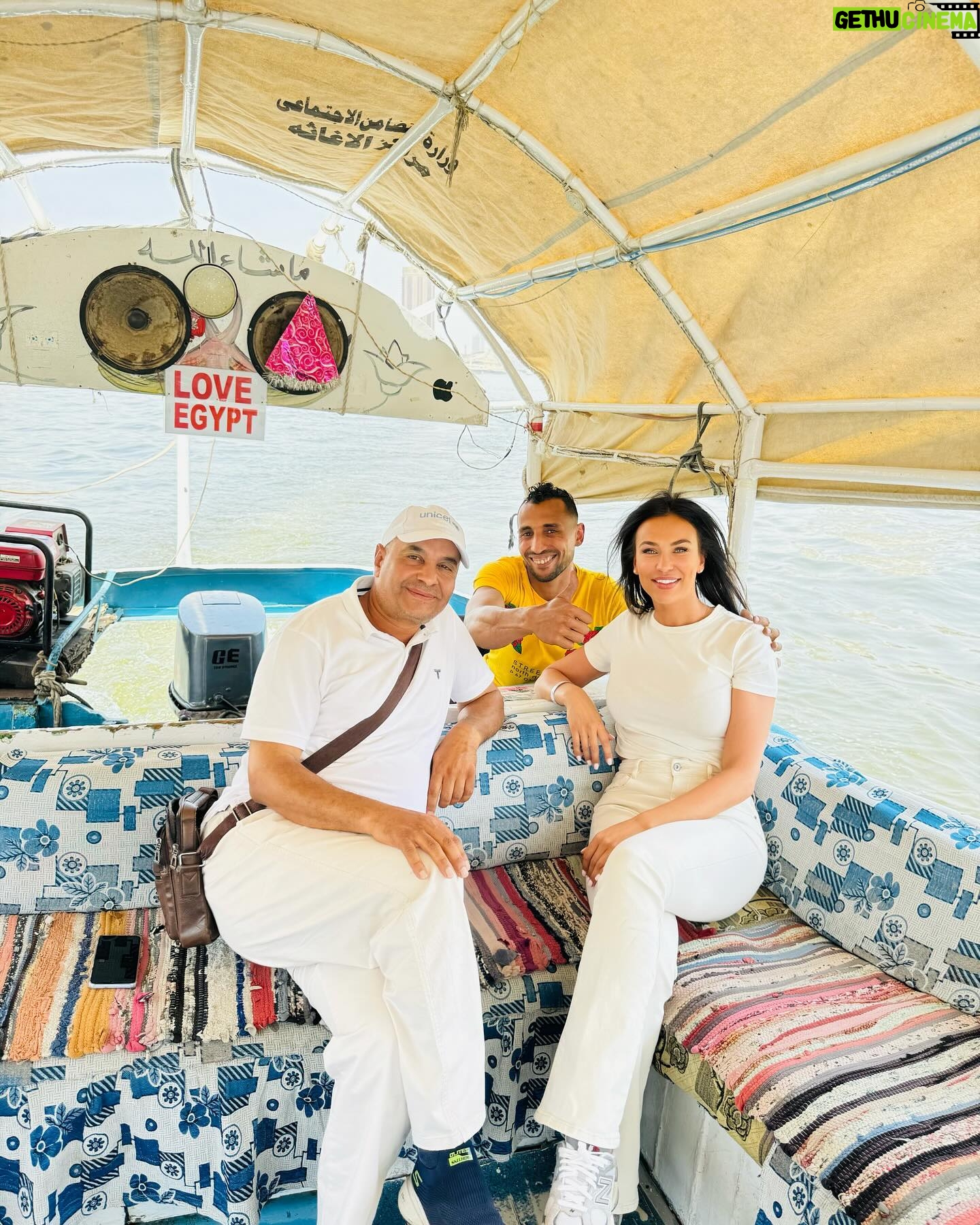 Julie Ricci Instagram - Et bien évidemment , petit tour de bateau sur le Nil pour parfaire cette journée au Caire.