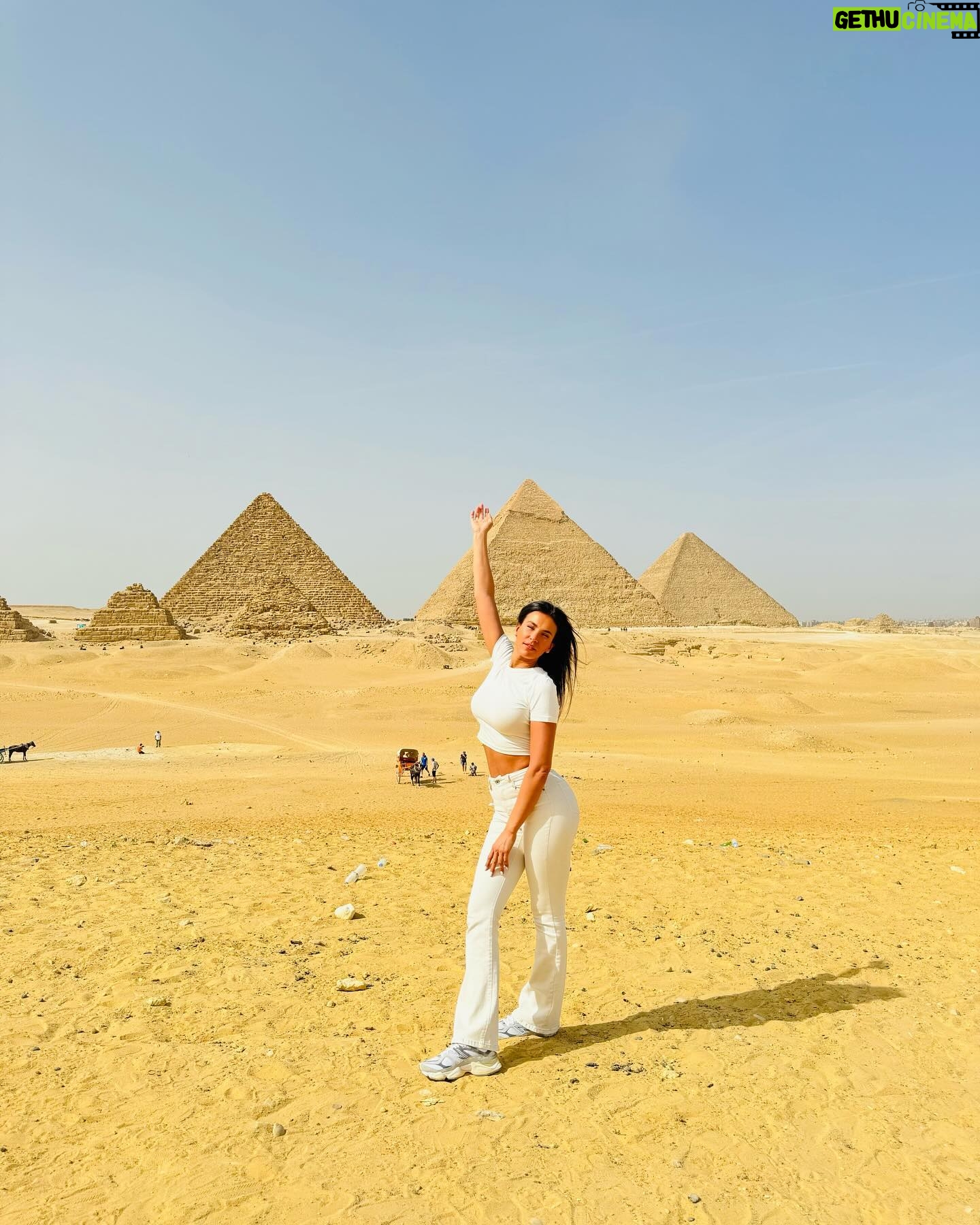 Julie Ricci Instagram - Et un Petit bisous au sphinx de Gizeh 💋