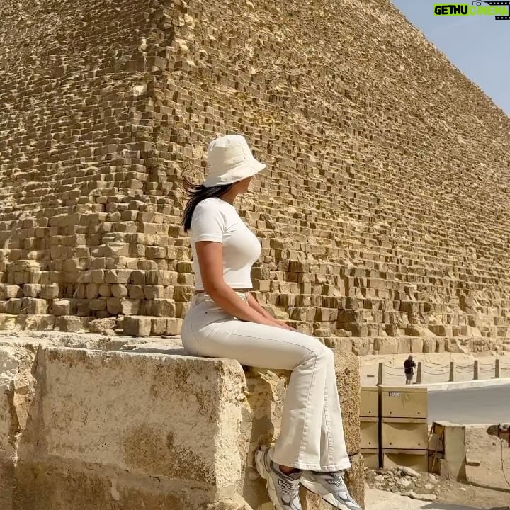 Julie Ricci Instagram - Et un Petit bisous au sphinx de Gizeh 💋