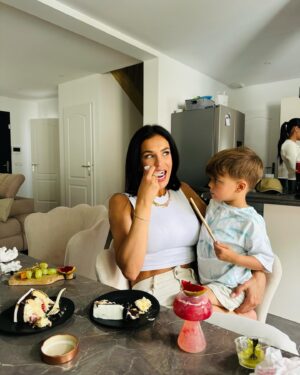 Julie Ricci Instagram - Un beau soleil ☀️ hier pour fêter les 4 ans de mon fils Giovann à la maison, c’était juste parfait.

Merci @jijii.events pour avoir tout géré.

Et vous c’est qui le prochain anniversaire à venir ?
Pour ma part c’est moi le 1 et juin.😍