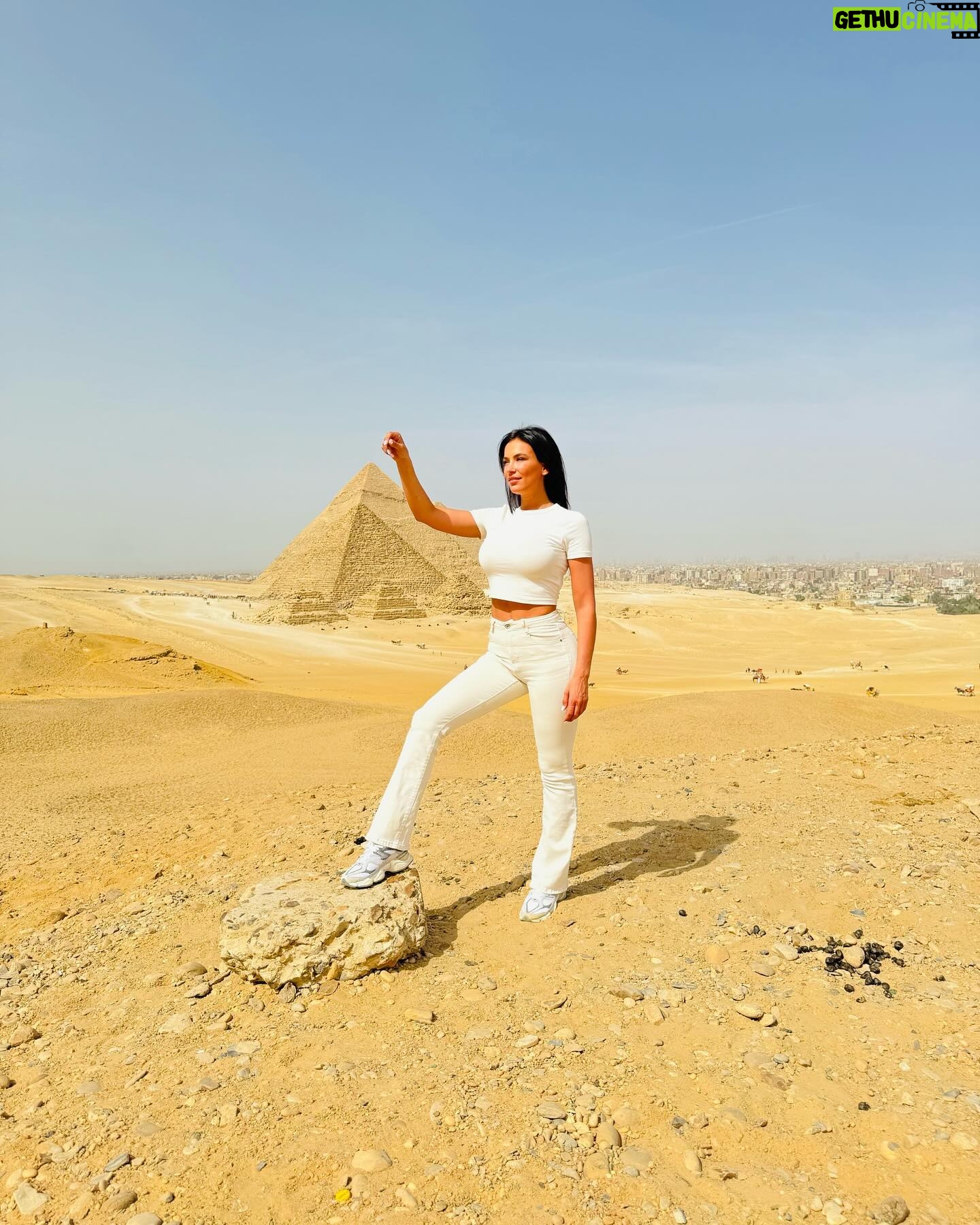 Julie Ricci Instagram - Et un Petit bisous au sphinx de Gizeh 💋