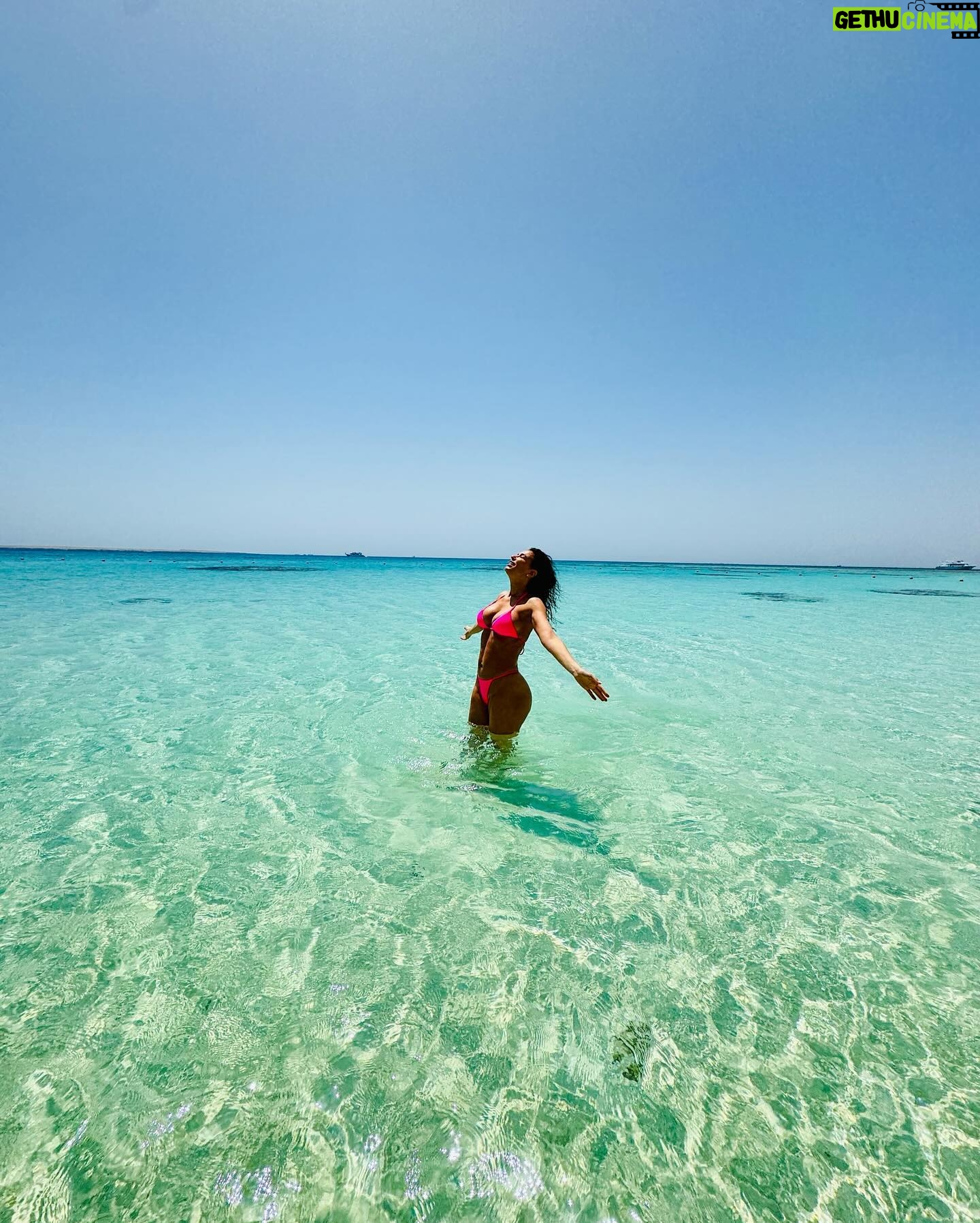 Julie Ricci Instagram - 🌊 🐠 🌍🏝️ et toi… Quel seron to prochain voyage si compte en faire un ✈️ Ou quel serait la destination de tes rêves ?