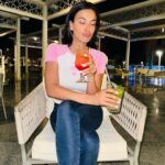 Julie Ricci Instagram – Je sais pas si tous les gémeaux ♊️ sont comme moi, mais moi c’est team #indécise 
Vous êtes de quel signe ? Et quel sont vos traits de caractères.