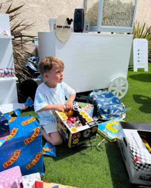 Julie Ricci Instagram - Un beau soleil ☀️ hier pour fêter les 4 ans de mon fils Giovann à la maison, c’était juste parfait.

Merci @jijii.events pour avoir tout géré.

Et vous c’est qui le prochain anniversaire à venir ?
Pour ma part c’est moi le 1 et juin.😍