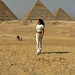 Julie Ricci Instagram - Les pyramide, j’en rêvais et bien m’y voilà. Il te suffit de swiper pour voir min grand sourire de petite fille heureuse.