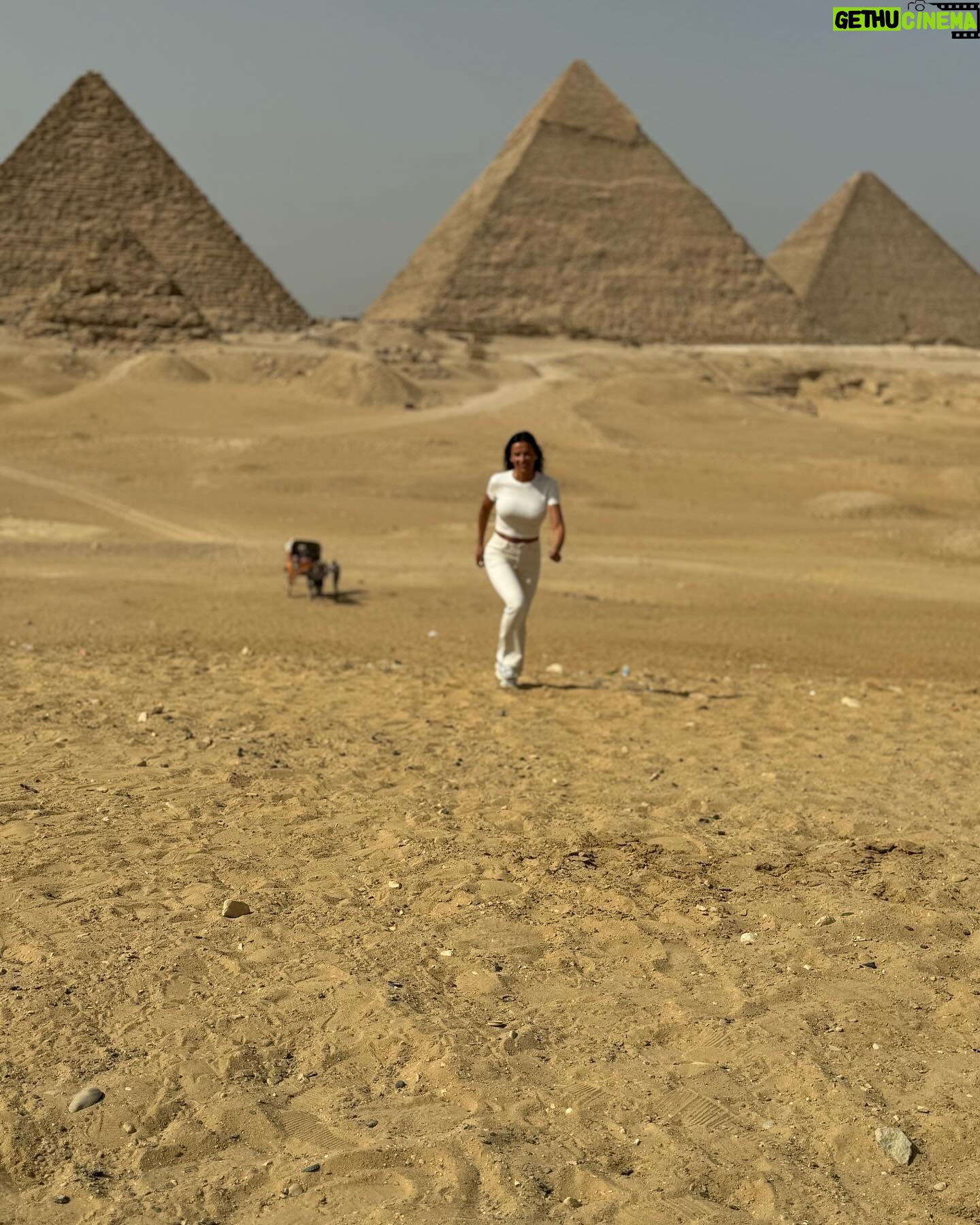 Julie Ricci Instagram - Les pyramide, j’en rêvais et bien m’y voilà. Il te suffit de swiper pour voir min grand sourire de petite fille heureuse.