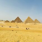 Julie Ricci Instagram - Les pyramide, j’en rêvais et bien m’y voilà. Il te suffit de swiper pour voir min grand sourire de petite fille heureuse.