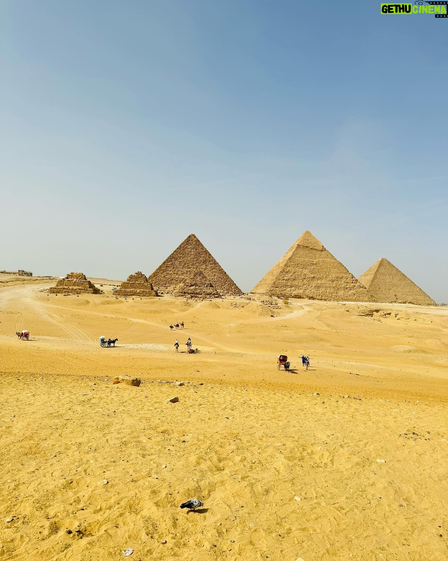 Julie Ricci Instagram - Les pyramide, j’en rêvais et bien m’y voilà. Il te suffit de swiper pour voir min grand sourire de petite fille heureuse.