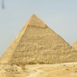 Julie Ricci Instagram - Les pyramide, j’en rêvais et bien m’y voilà. Il te suffit de swiper pour voir min grand sourire de petite fille heureuse.