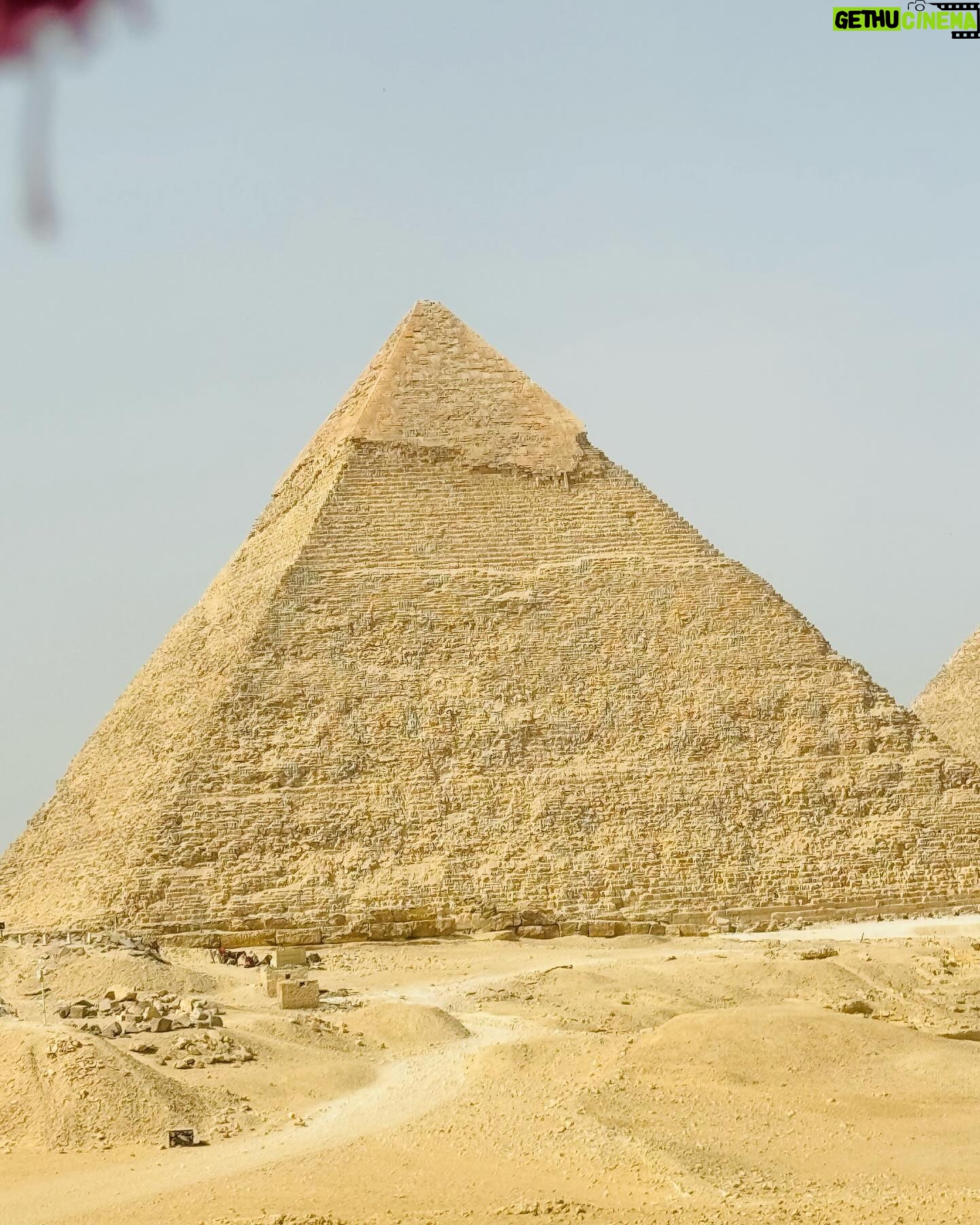 Julie Ricci Instagram - Les pyramide, j’en rêvais et bien m’y voilà. Il te suffit de swiper pour voir min grand sourire de petite fille heureuse.