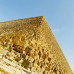 Julie Ricci Instagram - Les pyramide, j’en rêvais et bien m’y voilà. Il te suffit de swiper pour voir min grand sourire de petite fille heureuse.