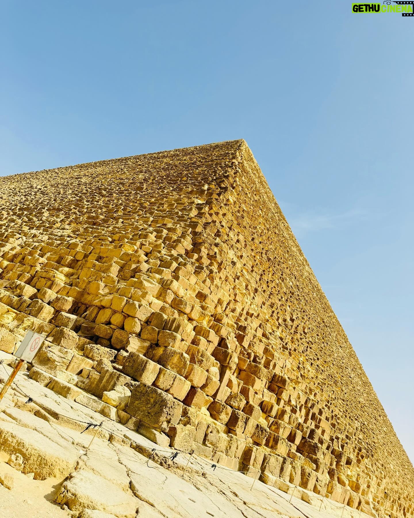 Julie Ricci Instagram - Les pyramide, j’en rêvais et bien m’y voilà. Il te suffit de swiper pour voir min grand sourire de petite fille heureuse.