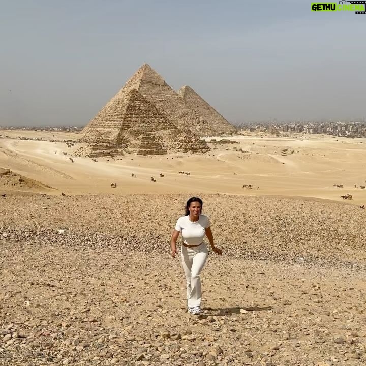 Julie Ricci Instagram - Les pyramide, j’en rêvais et bien m’y voilà. Il te suffit de swiper pour voir min grand sourire de petite fille heureuse.