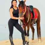 Julie Ricci Instagram – Une journée incroyable dans le désert , pourvoir galoper  au milieu de rien et se balader en bord de mer , c’était super.
Notre séjour en Égypte commence très bien.

Activités @hurghada_tourist_guide_ 

#egypt #horse #desert