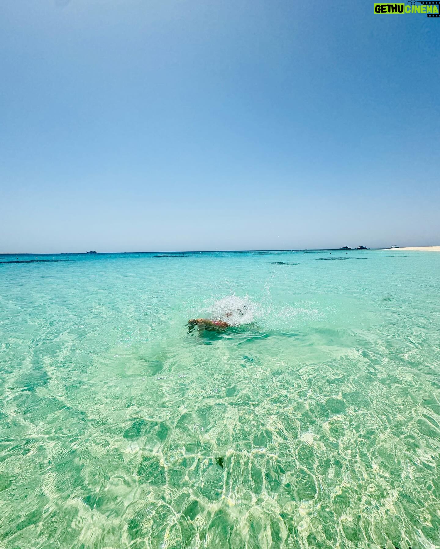 Julie Ricci Instagram - 🌊 🐠 🌍🏝️ et toi… Quel seron to prochain voyage si compte en faire un ✈️ Ou quel serait la destination de tes rêves ?