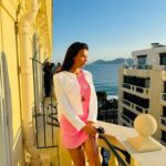 Julie Ricci Instagram – Toujours en rose c’est ma couleur du moment 🎀 
Belle soirée à tous 💋