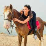 Julie Ricci Instagram – Une journée incroyable dans le désert , pourvoir galoper  au milieu de rien et se balader en bord de mer , c’était super.
Notre séjour en Égypte commence très bien.

Activités @hurghada_tourist_guide_ 

#egypt #horse #desert